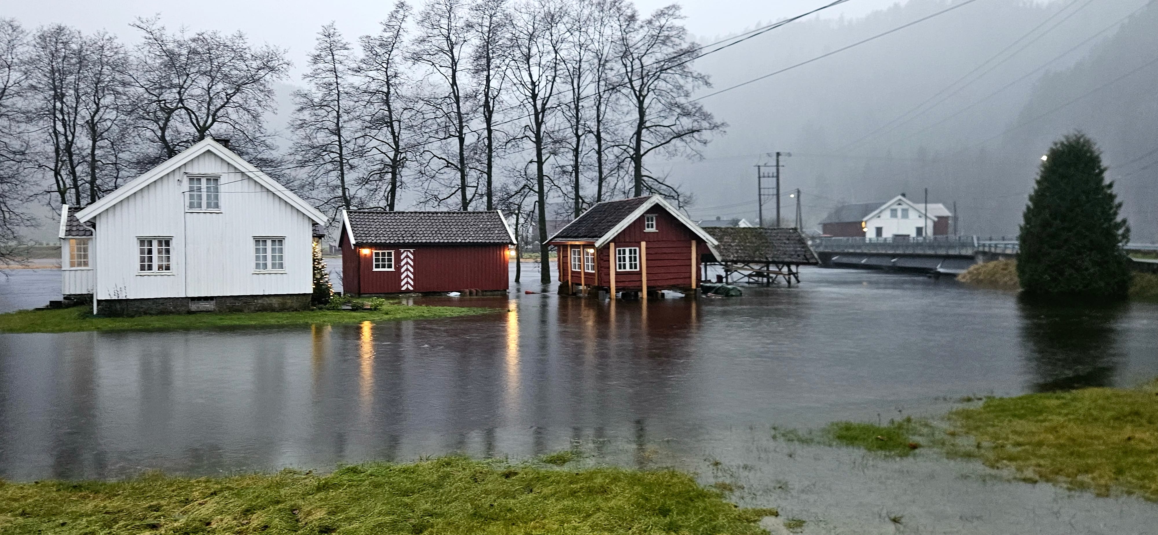 Omringet av vann: – Det skjer når det er flom