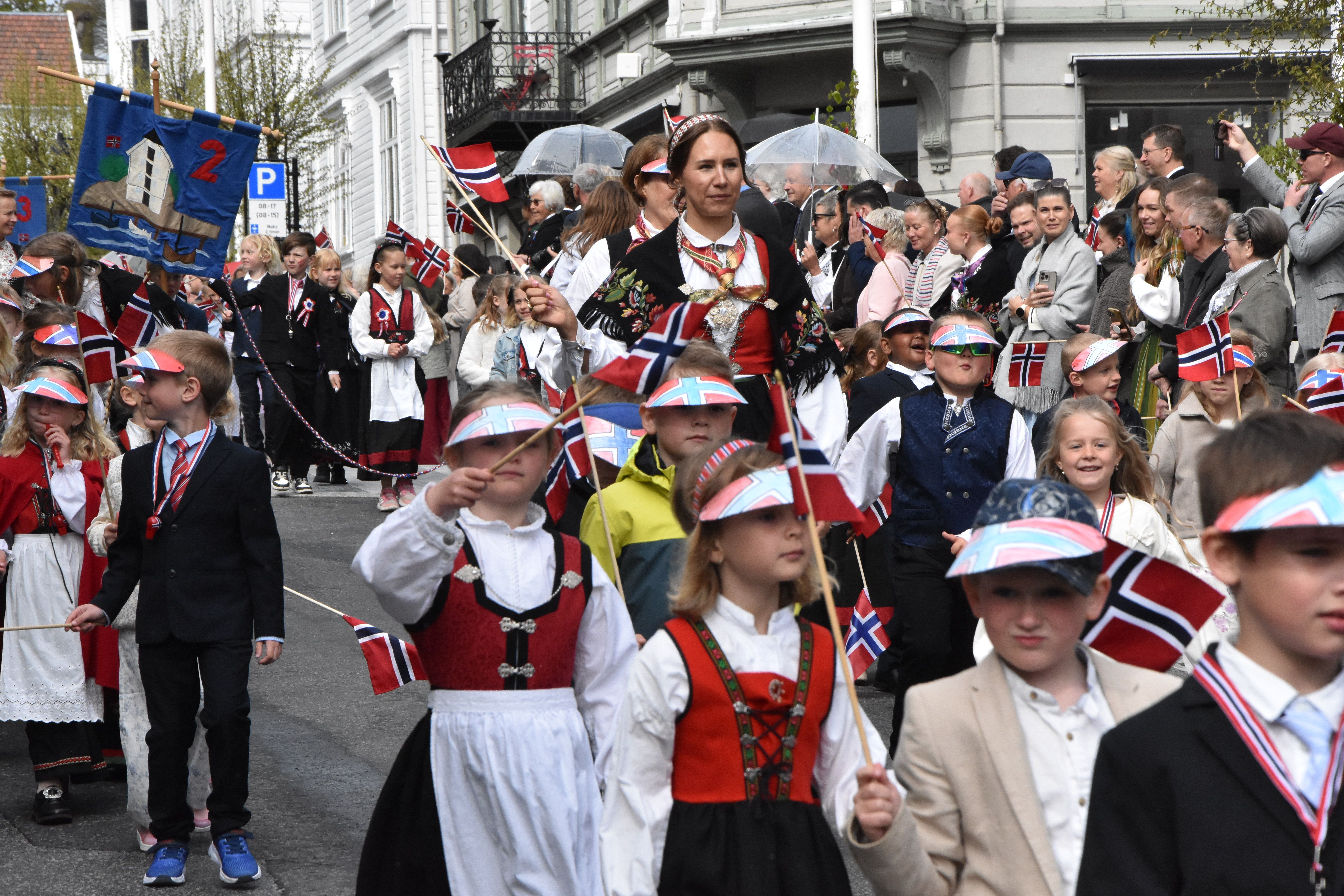Se bilder fra barnetoget i Farsund