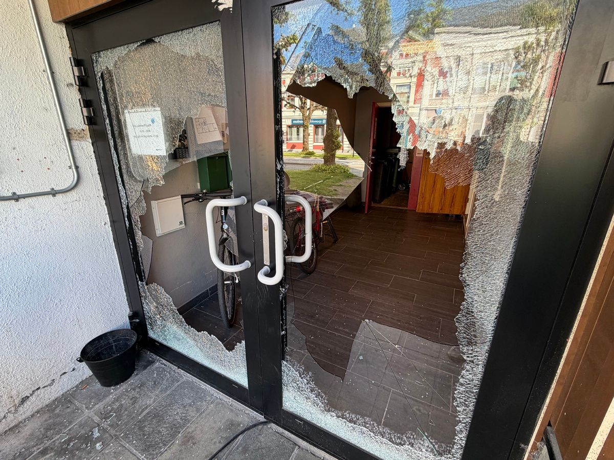 Knuste dør på lokale i Kristiansand sentrum