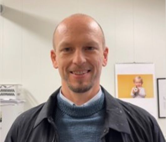 Han er en av åtte søkere på rektorjobb
