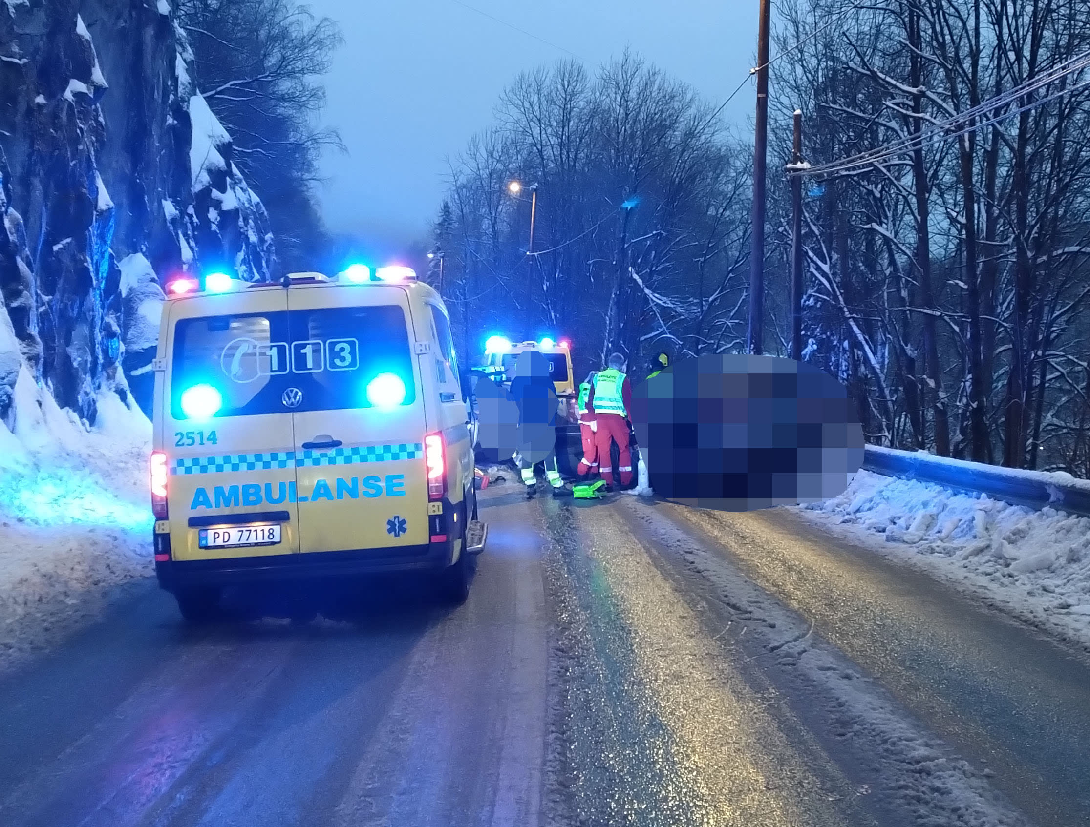 Tre personer til sykehus. Veien er sperret.