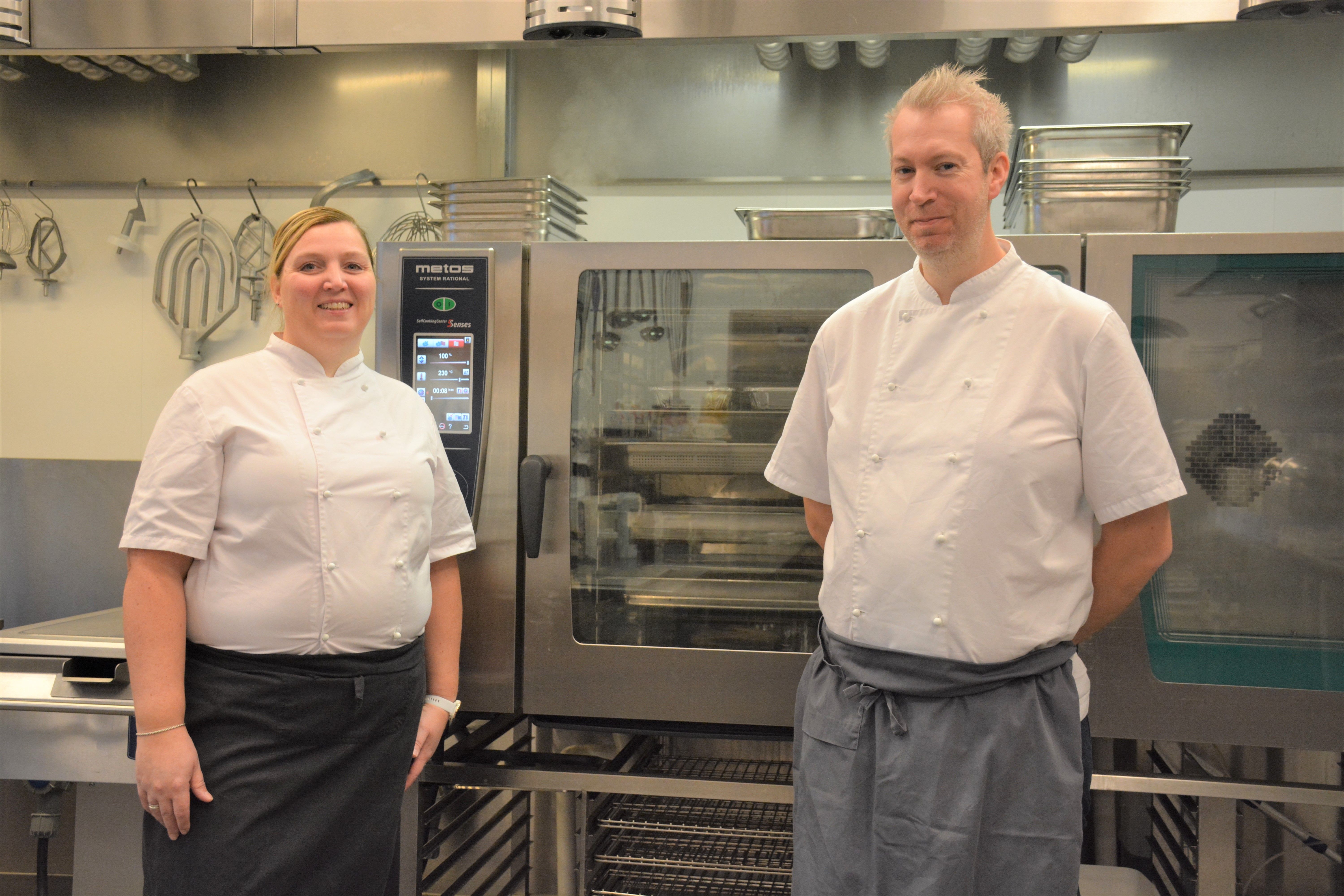 Anne og Kristian merker usikkerheten rundt årets julebordsesong. I år ...