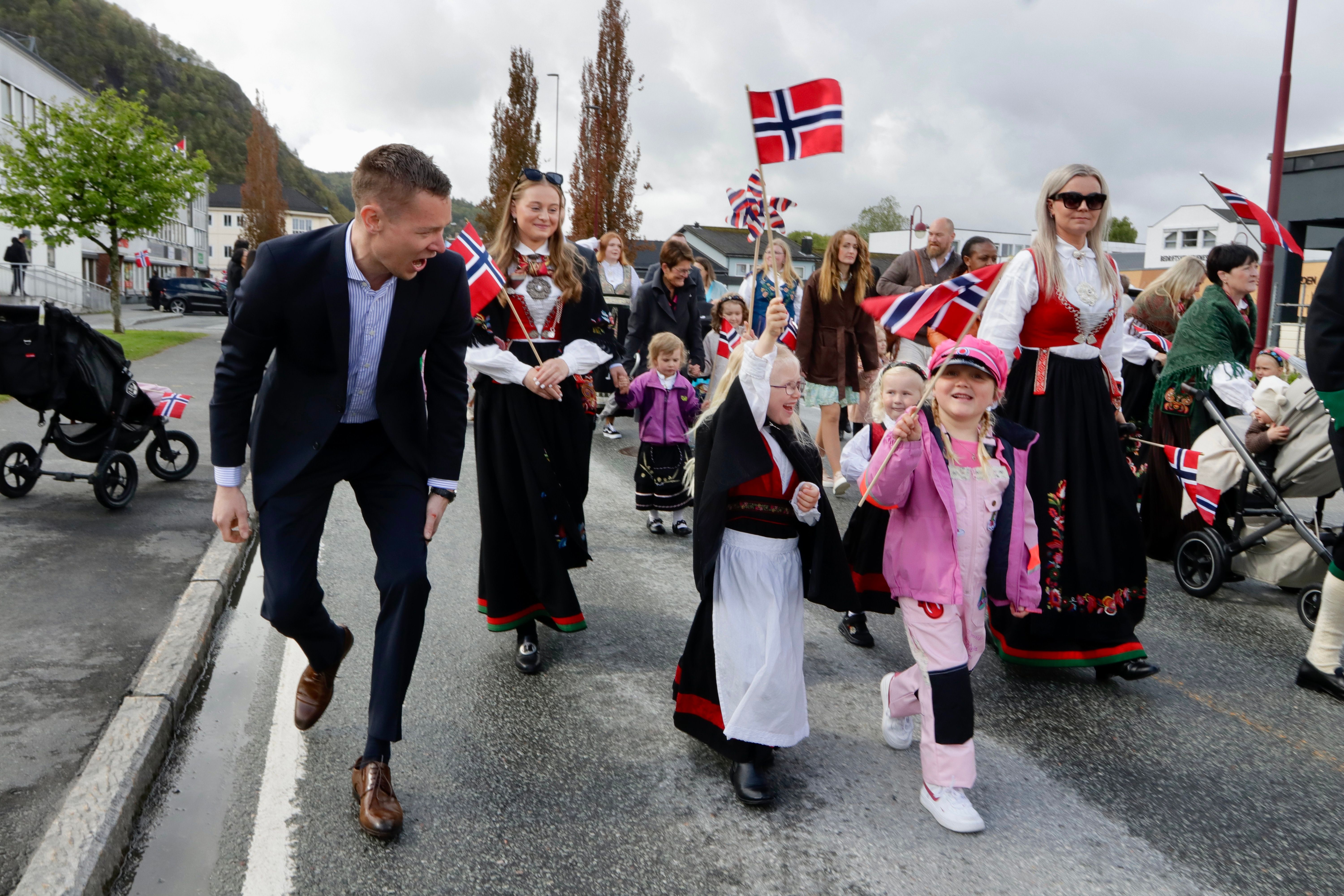Se bilder fra barnetoget i Lyngdal