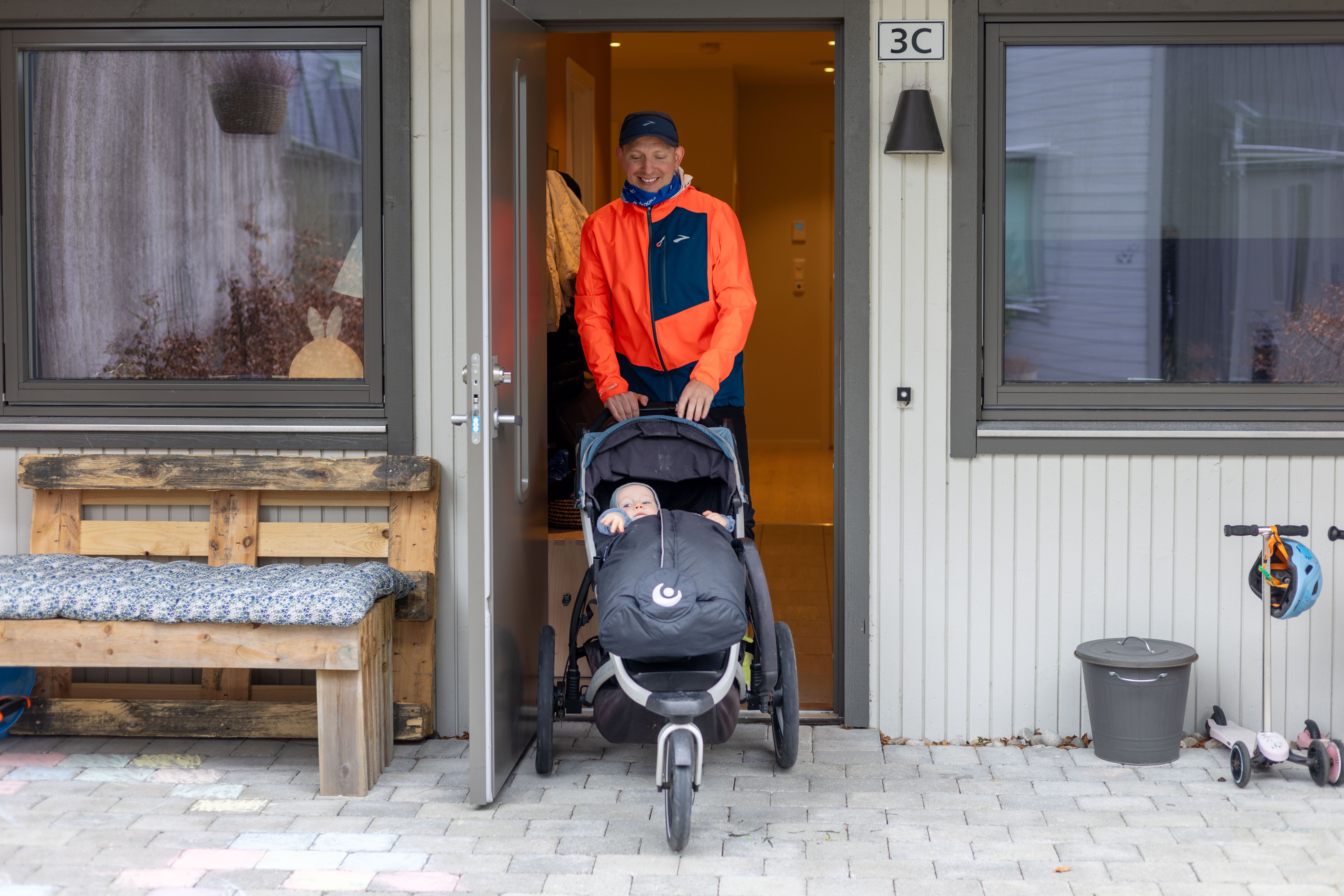 Han løper 100 km i uka med ettåringen i vogna. Eksperter er uenige om hva som er trygt.