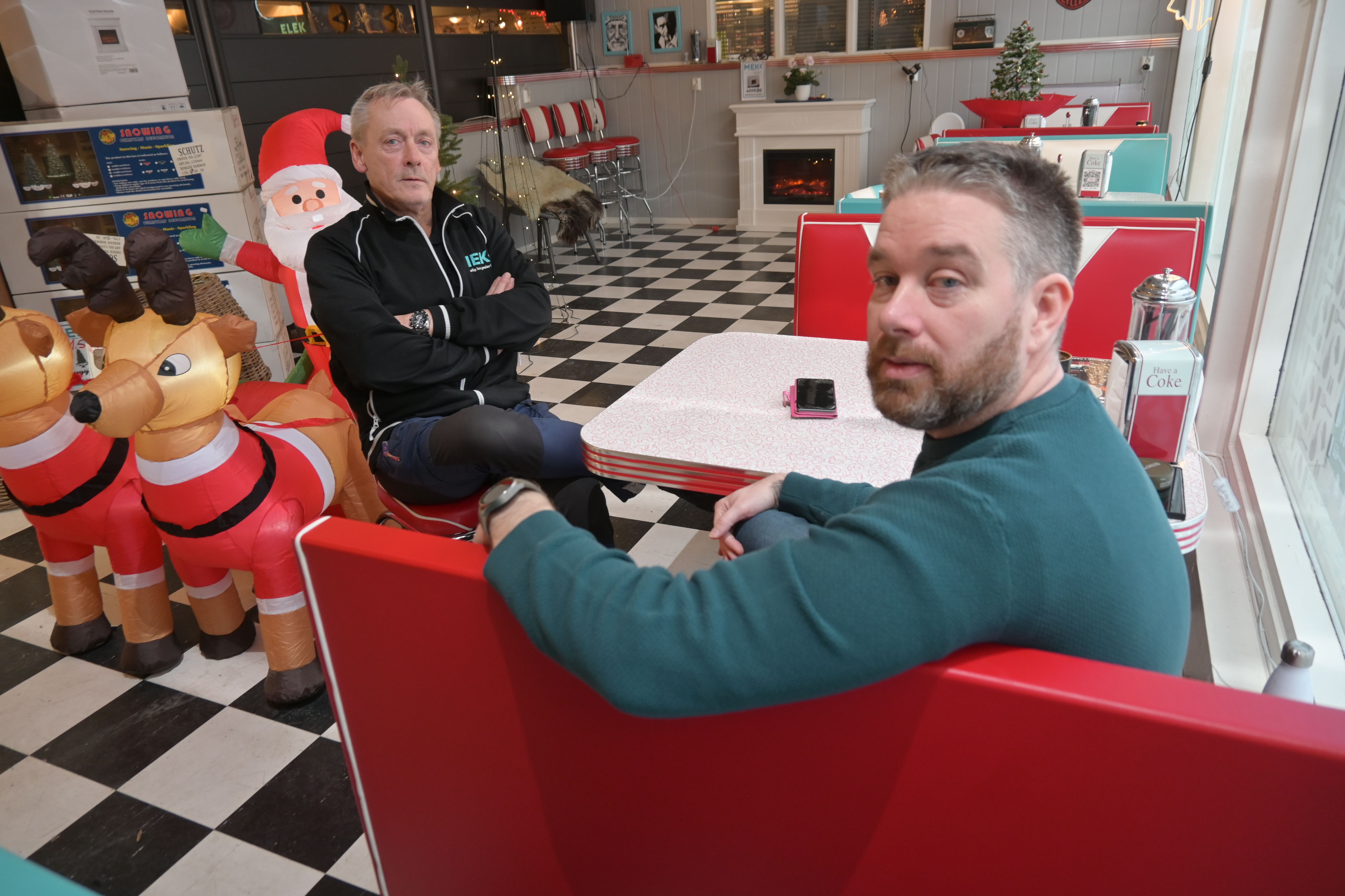 Knut har fått to landsdekkende kjeder til bygda. Nå gir han tømmene til