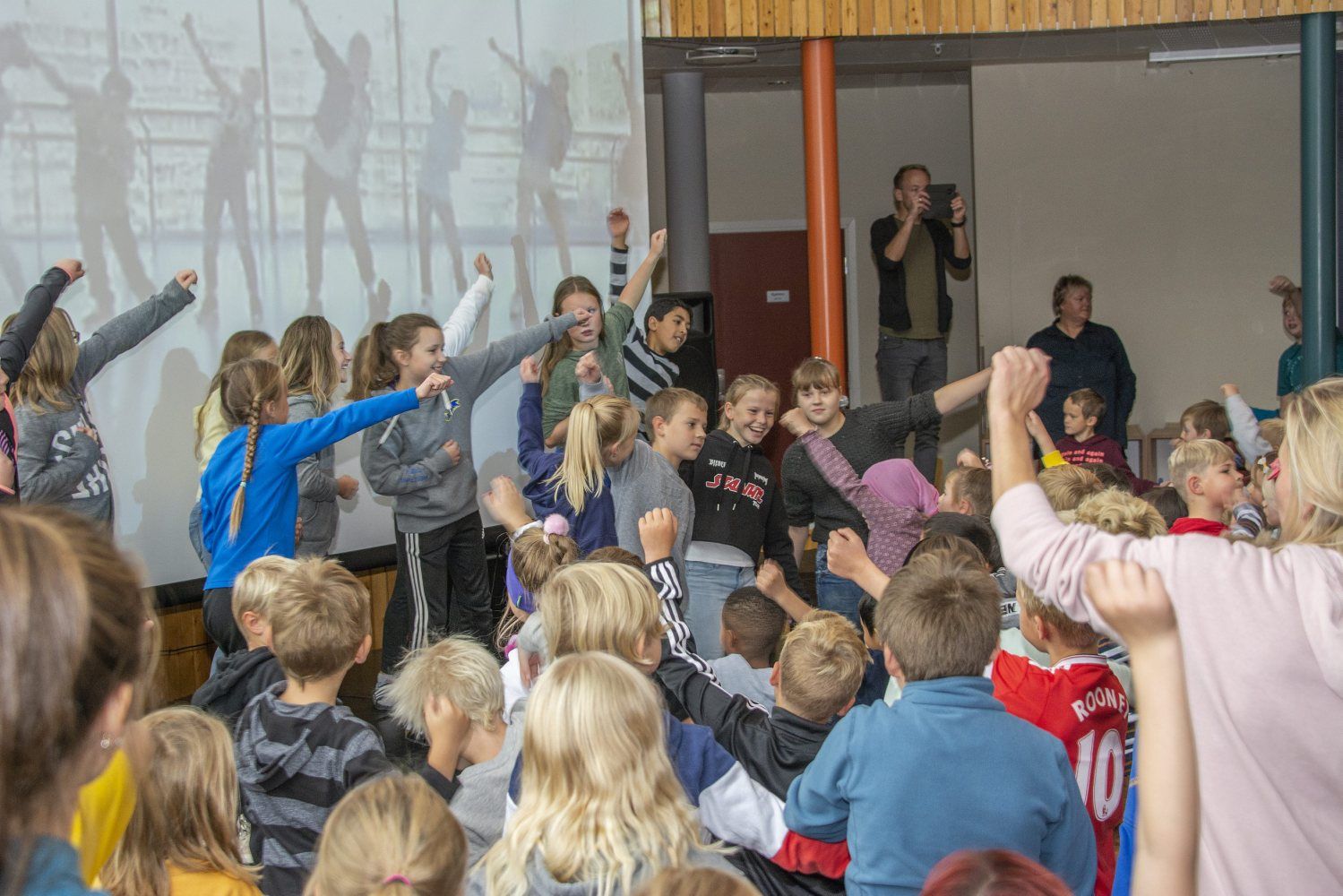 220 Elever Danset For Vennskap Andalsnes avis no