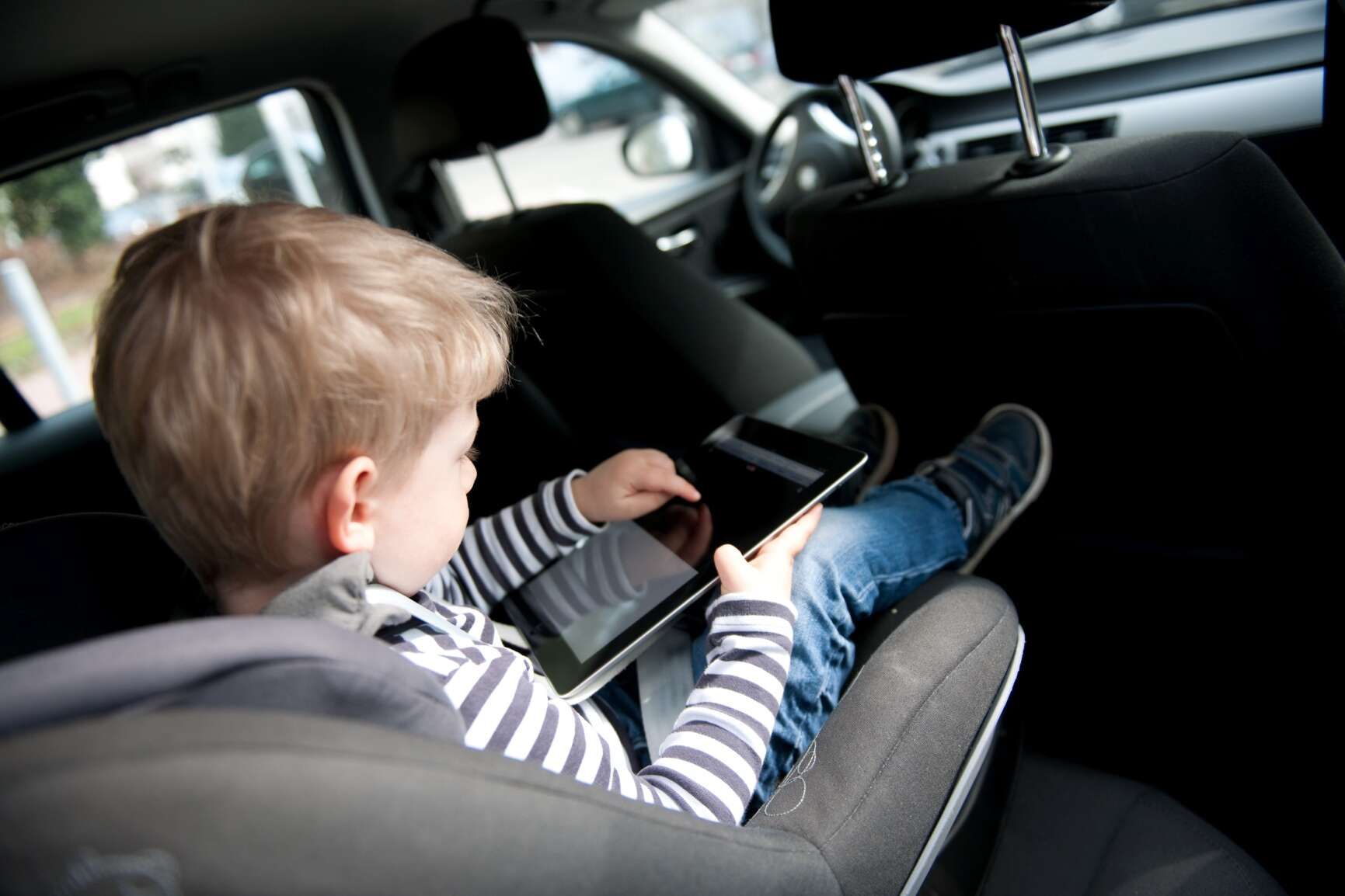 Derfor skal du ikke la barn eller kjæledyr bli sittende i bilen i