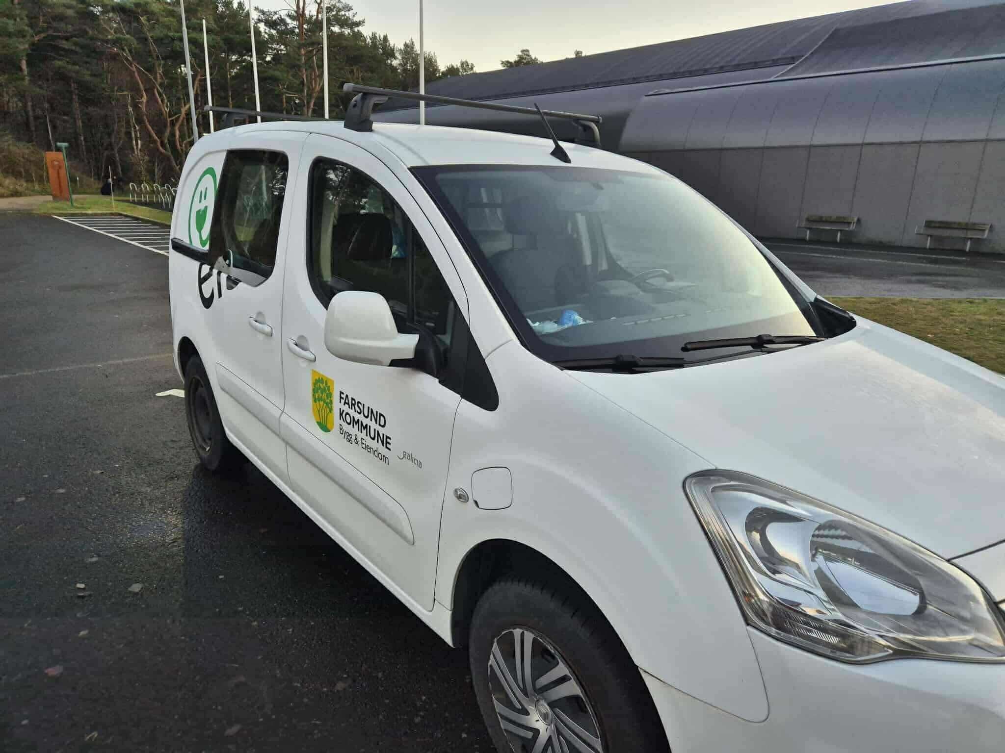 Her feilparkerer kommunen på handikap-plass: – Det er beklagelig