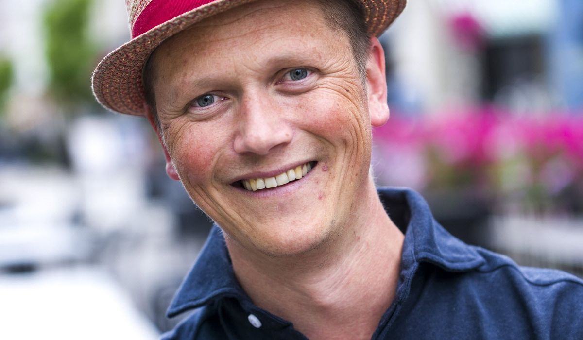 Minner meg litt om når utestedet skylder på nabobaren for at gjestene heller går dit