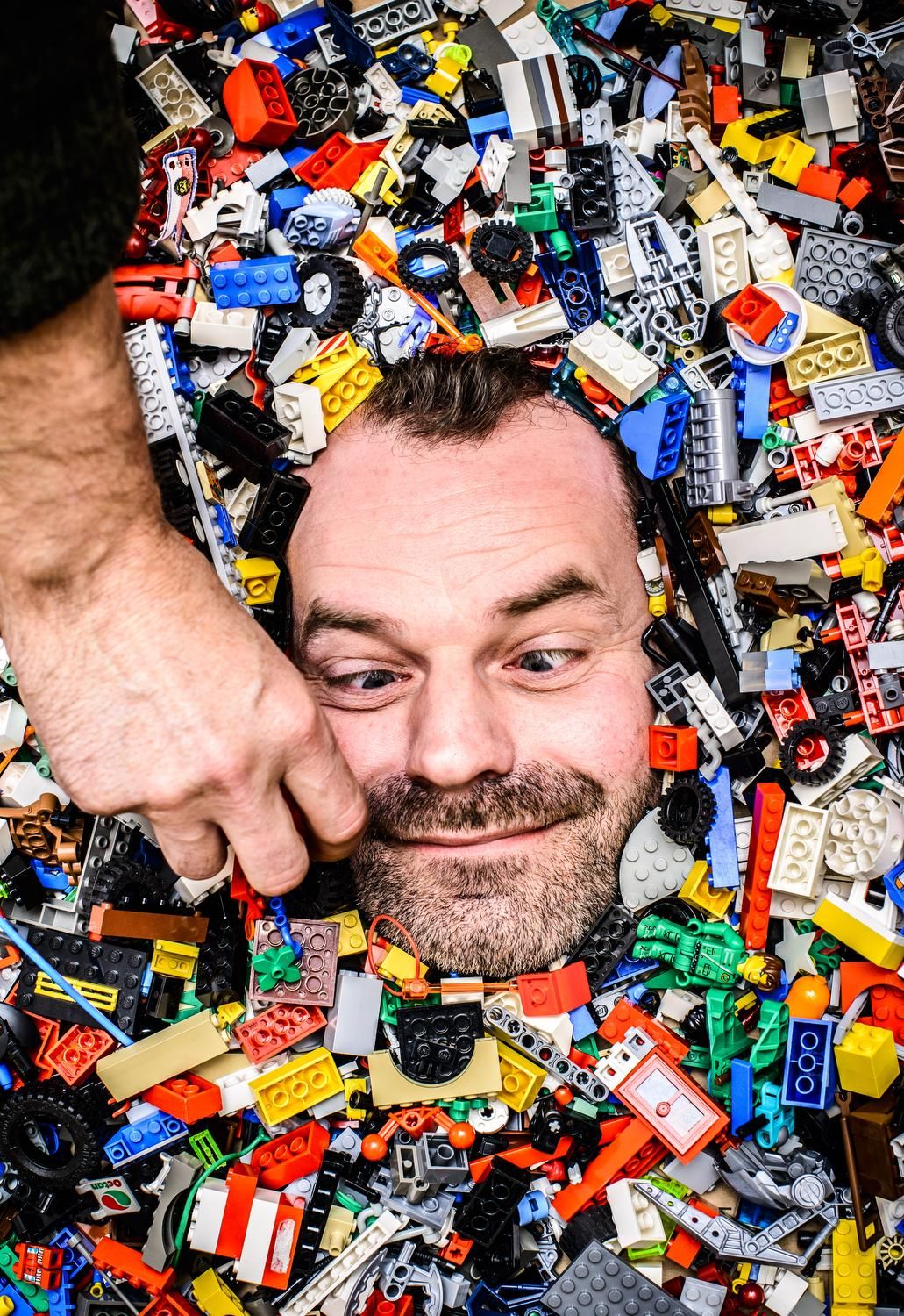 Rektor Kvam er hekta på lego - Ivar leker kone 1000x1455 Voksenbilde Rektor Kvam er hekta på lego - Ivar leker bilde