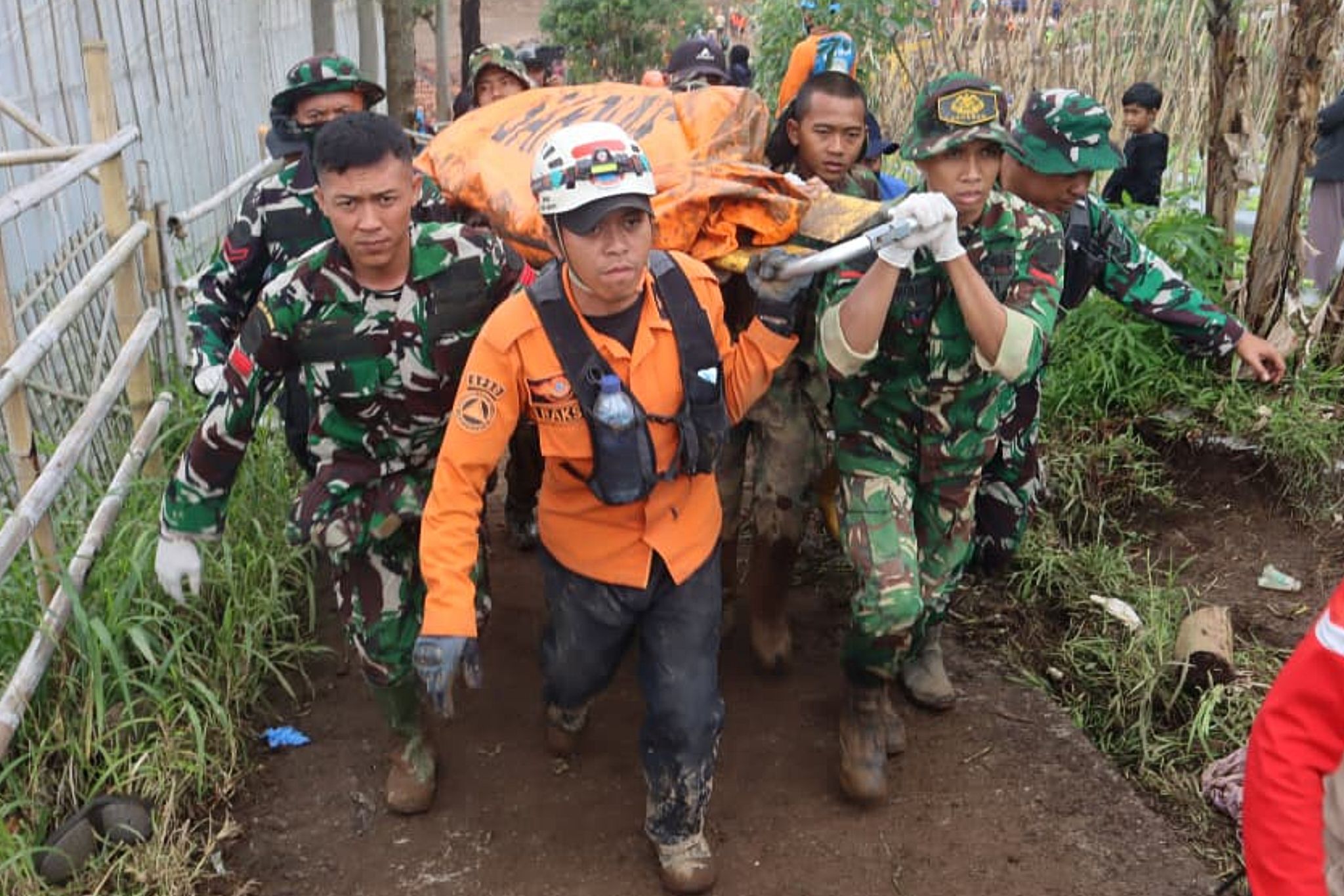 D&oslash;dstallet stiger etter jordskred i Indonesia