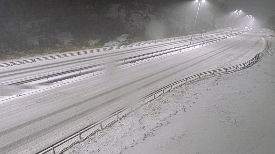 Snøen legger seg. Slik er forholdene på veiene.