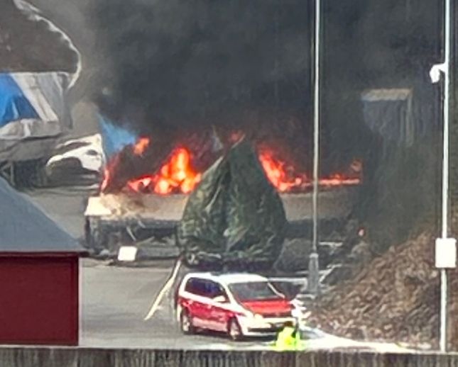 Båt står i brann i båthavn