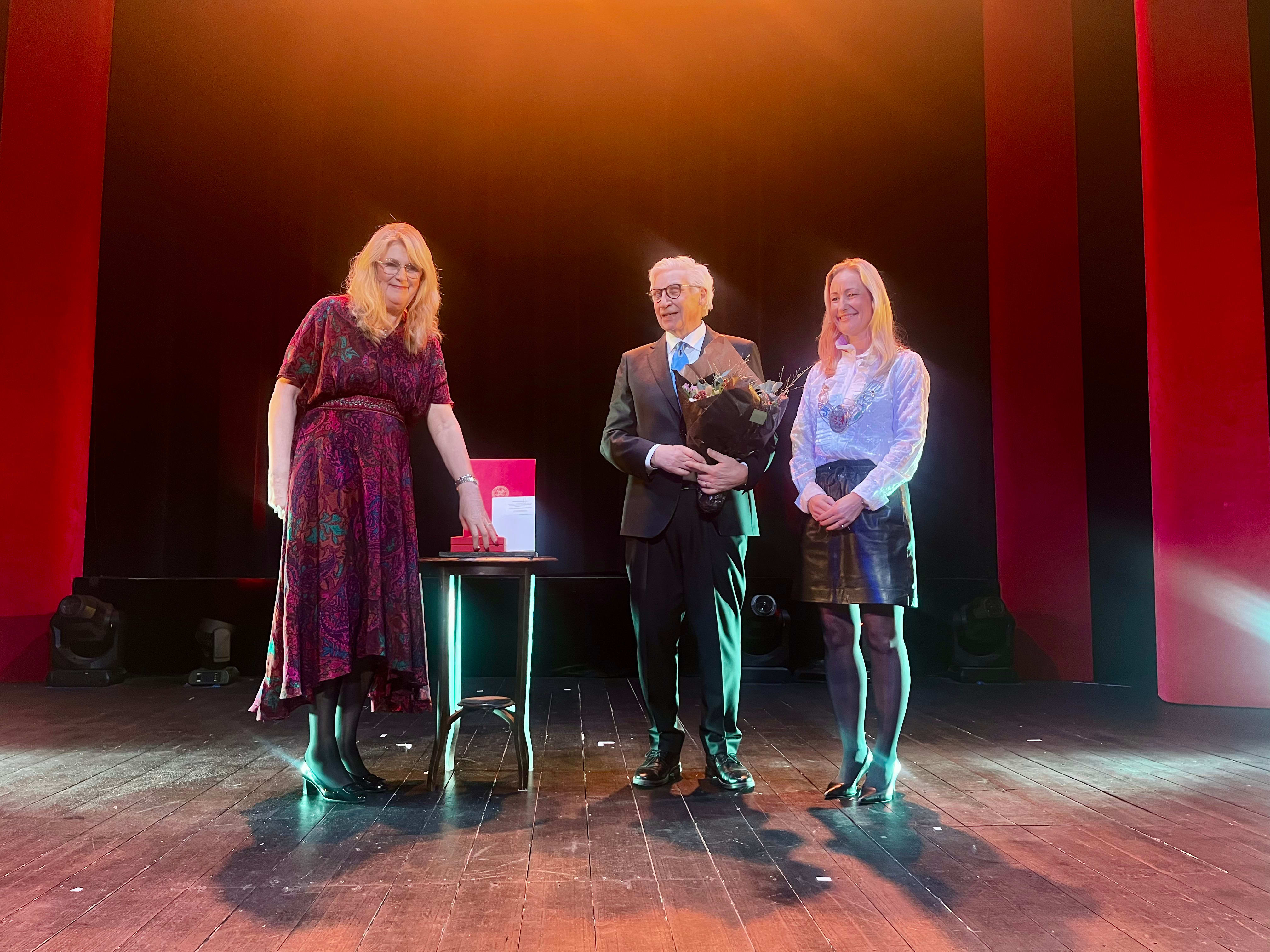 Her blir han utnevnt til ridder