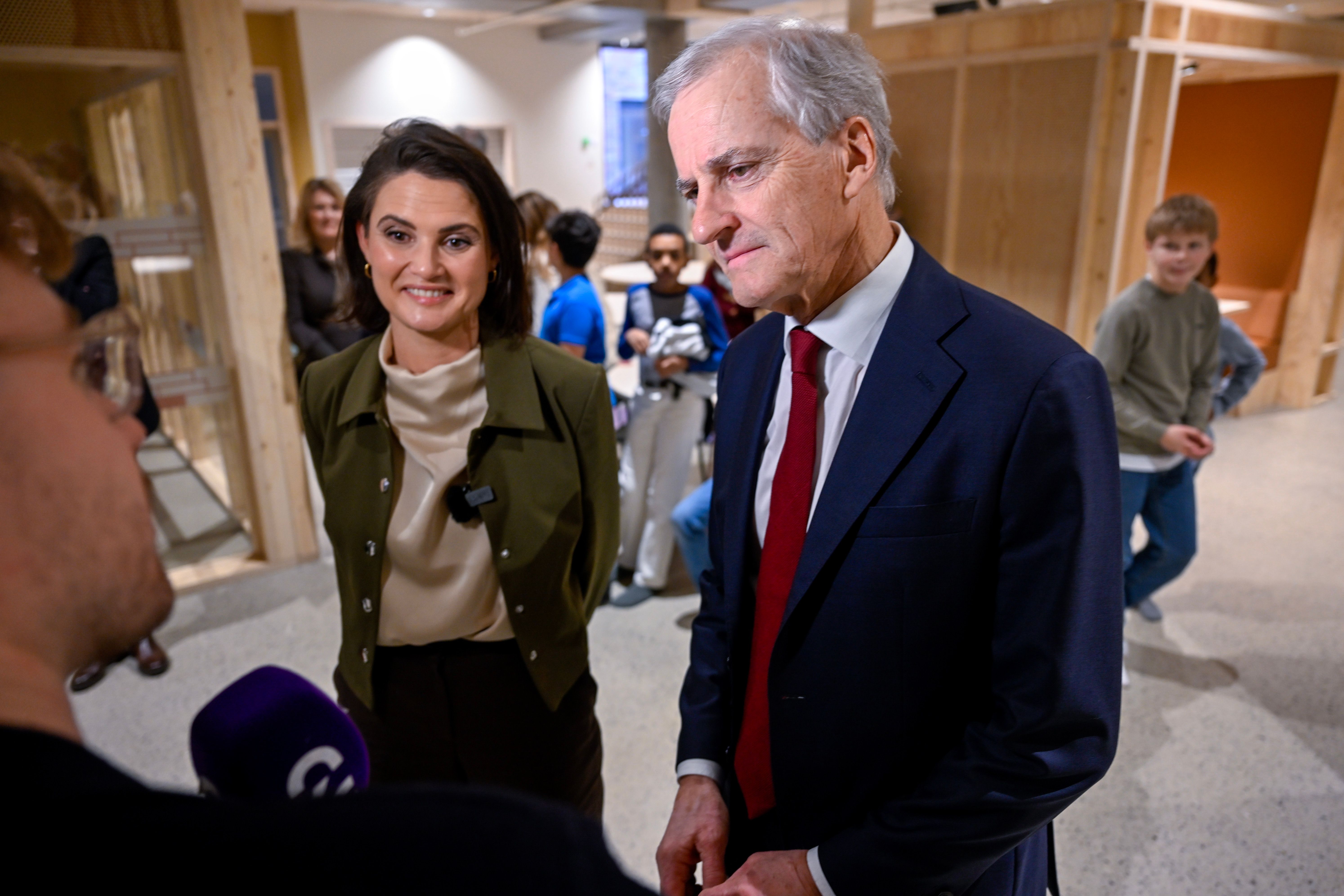 Støre åpner for å kutte antall skoletimer for de yngste – Høyre er ...