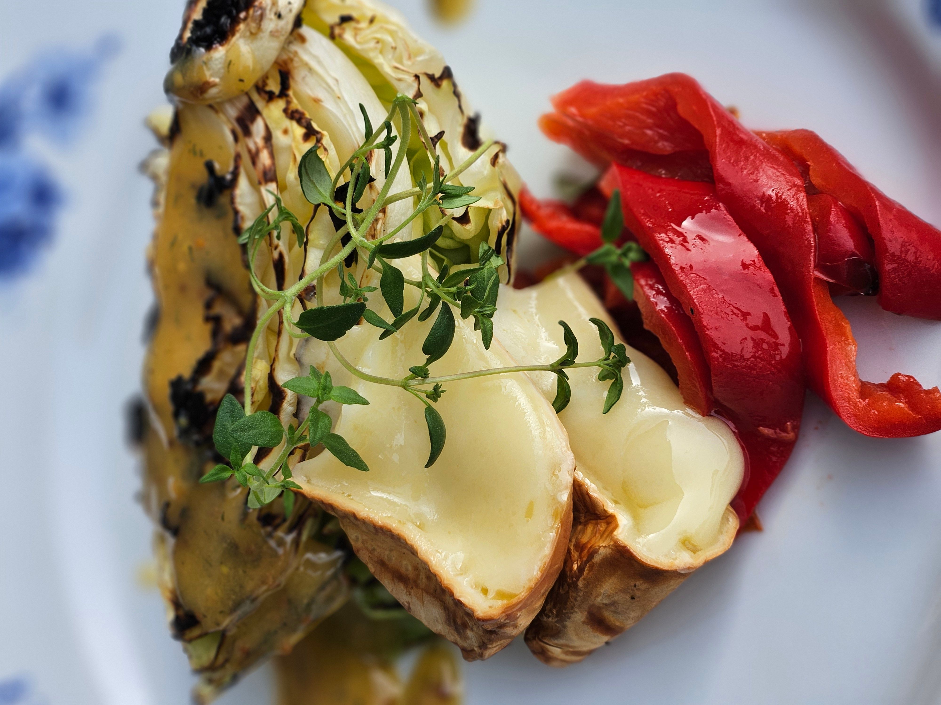 Røkt ost, røkt paprika, og grillet nykål med sennepssaus - avisa-st.no