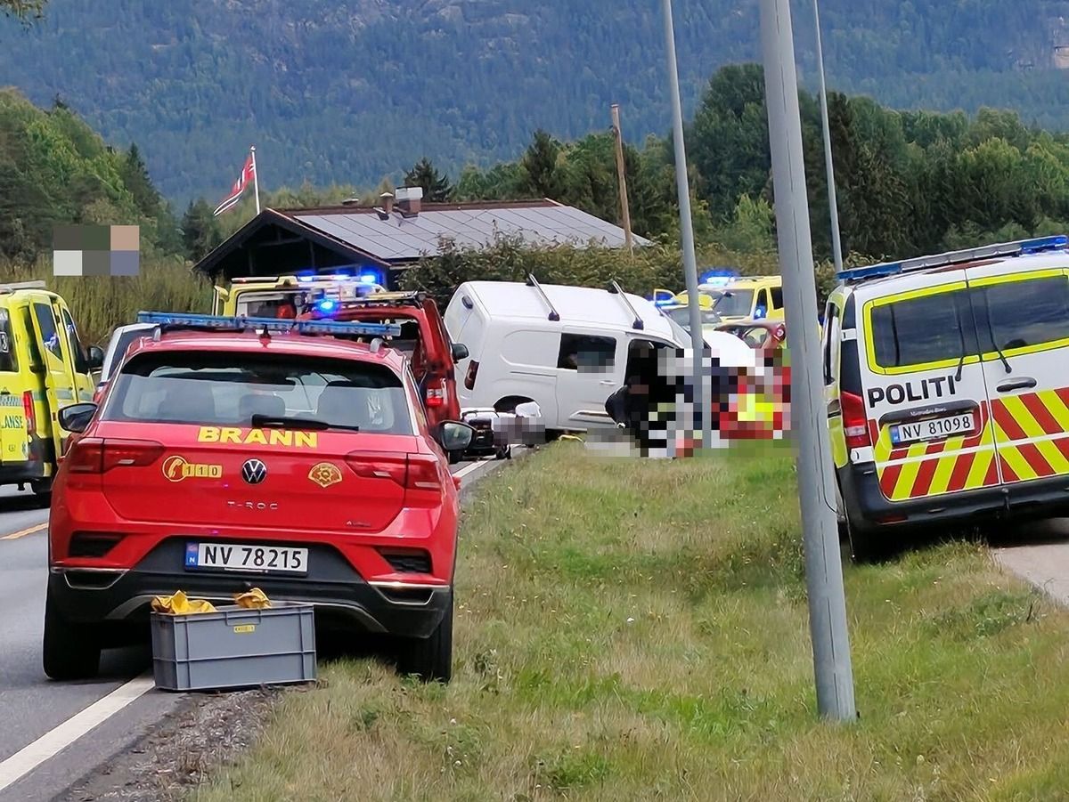 Fire kjøretøy og åtte personer involvert i trafikkulykke - varden.no