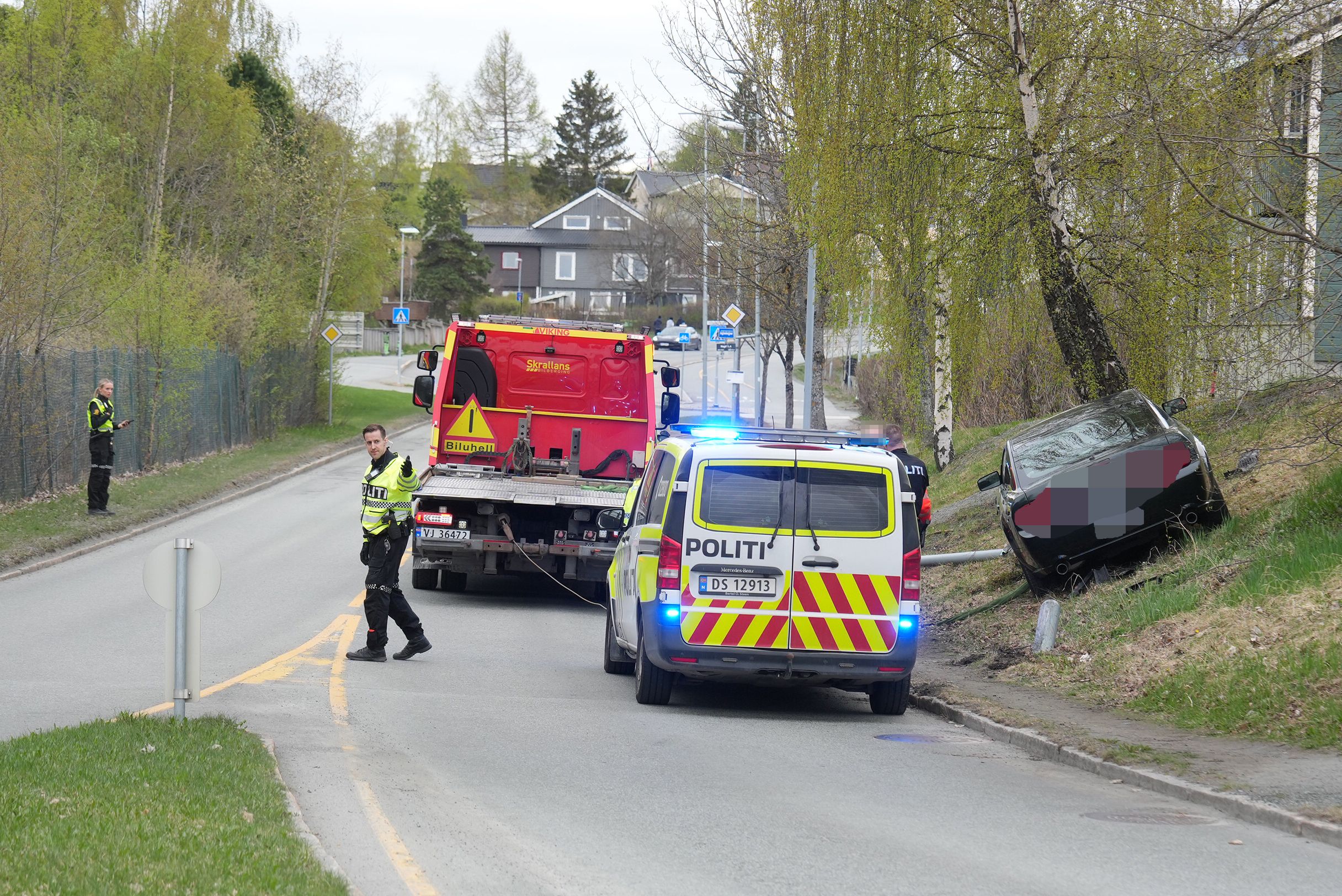 Bil krasjet i lyktestolpe i Trondheim