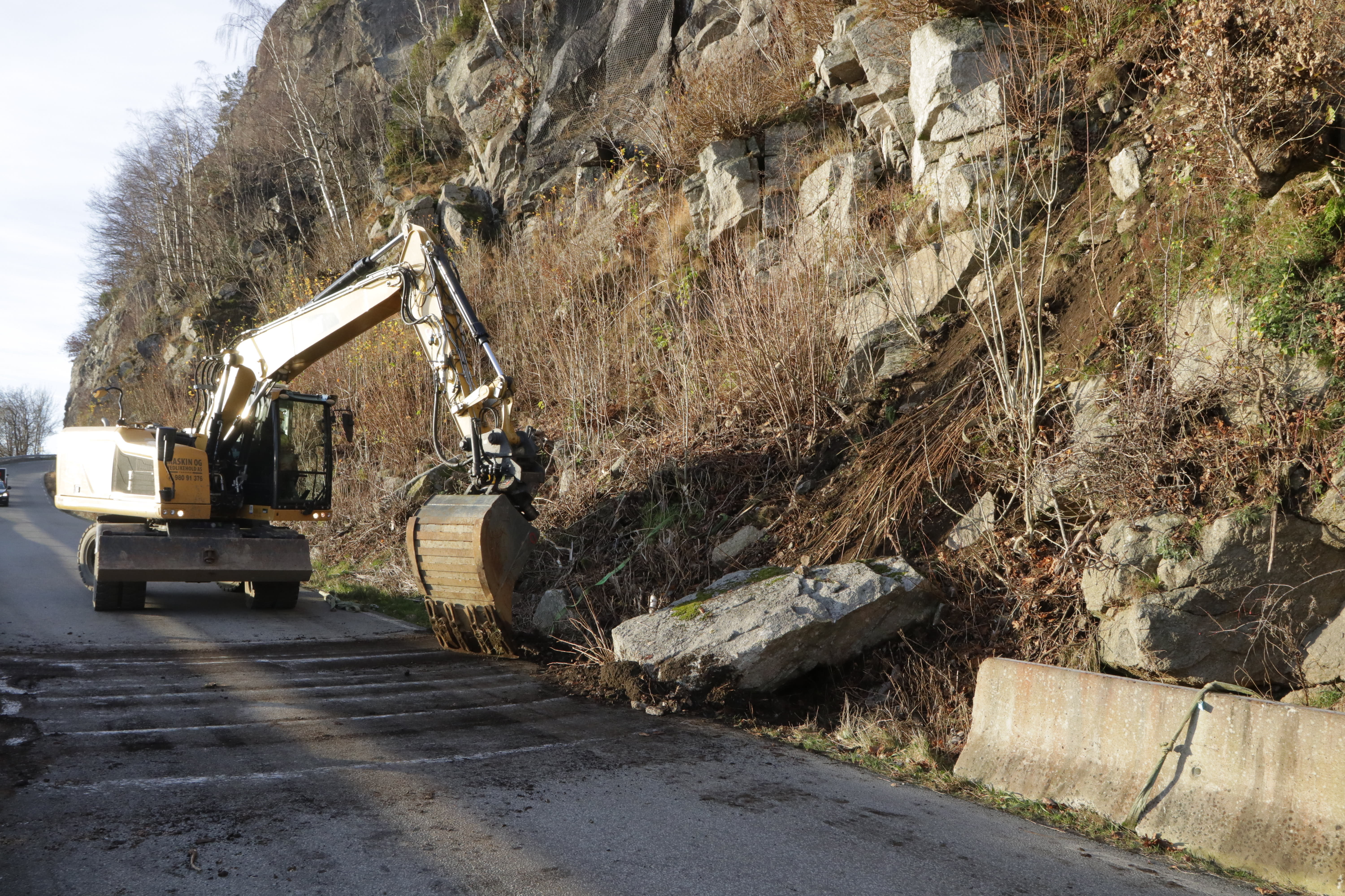 Løs steinblokk fjernet fra rasutsatt strekning