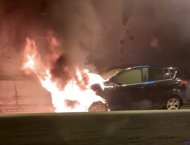 Bil står i full fyr