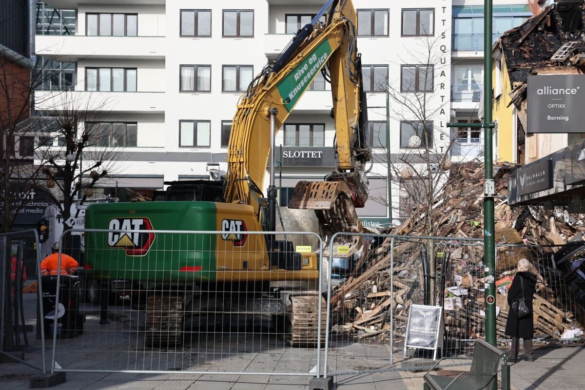 Har begynt å rydde etter storbrannen