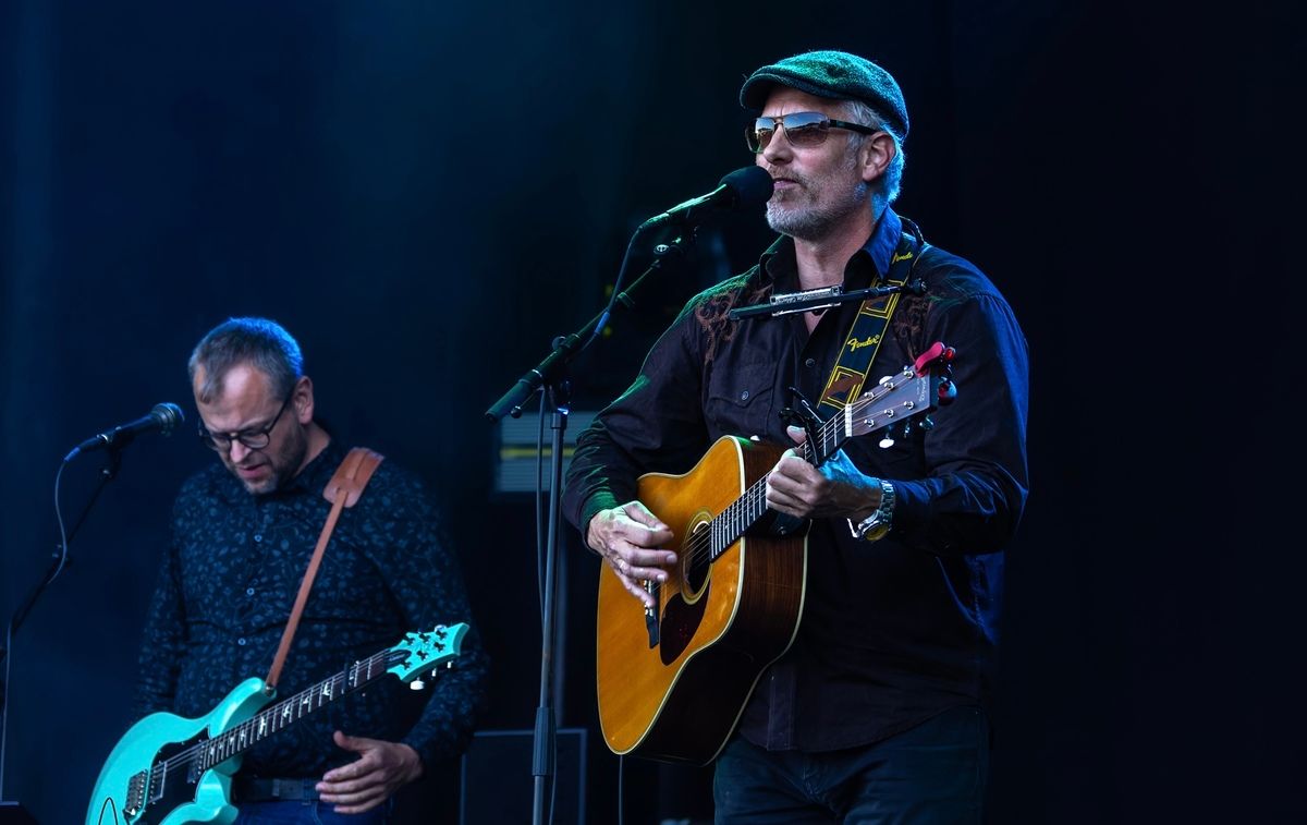 Tar med lokal gitarist til folkepuben