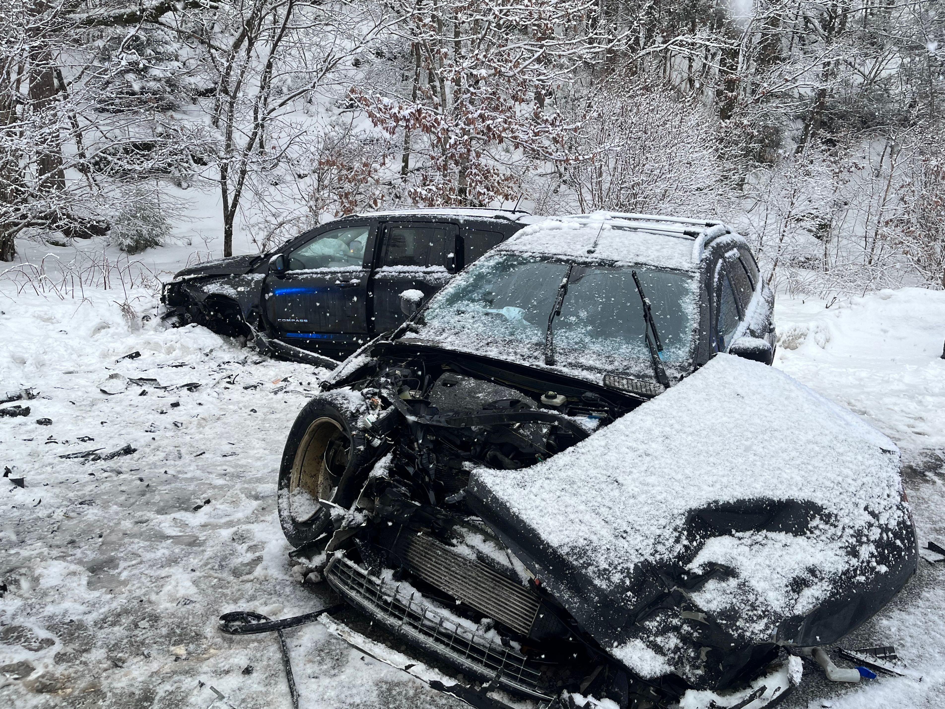 To biler involvert i trafikkulykke - veien stengt i begge retninger