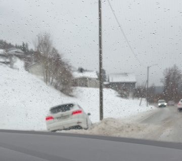 Bil har havnet i grøfta