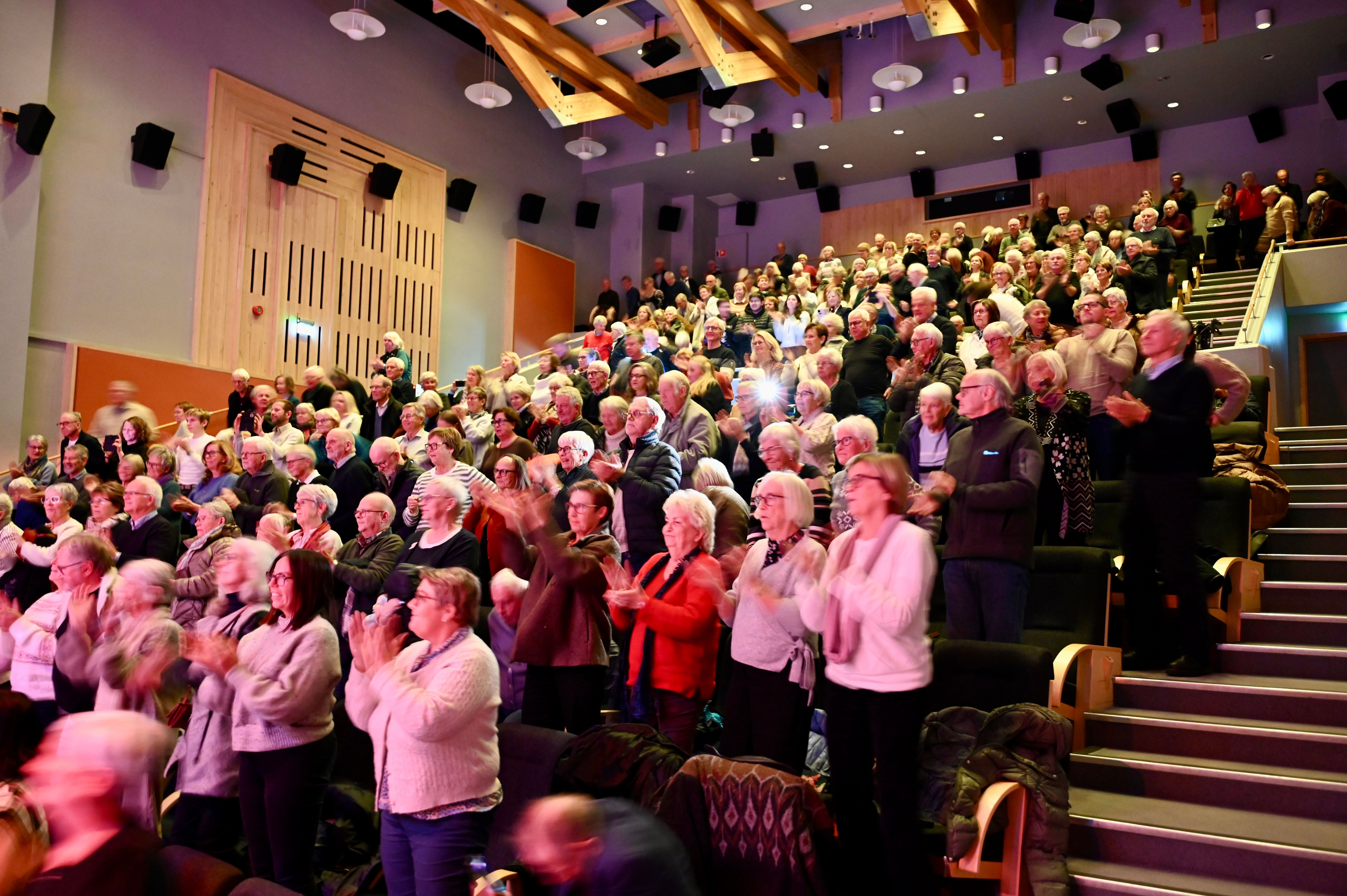 Stående applaus fra fullsatt sal for Reidun (80)