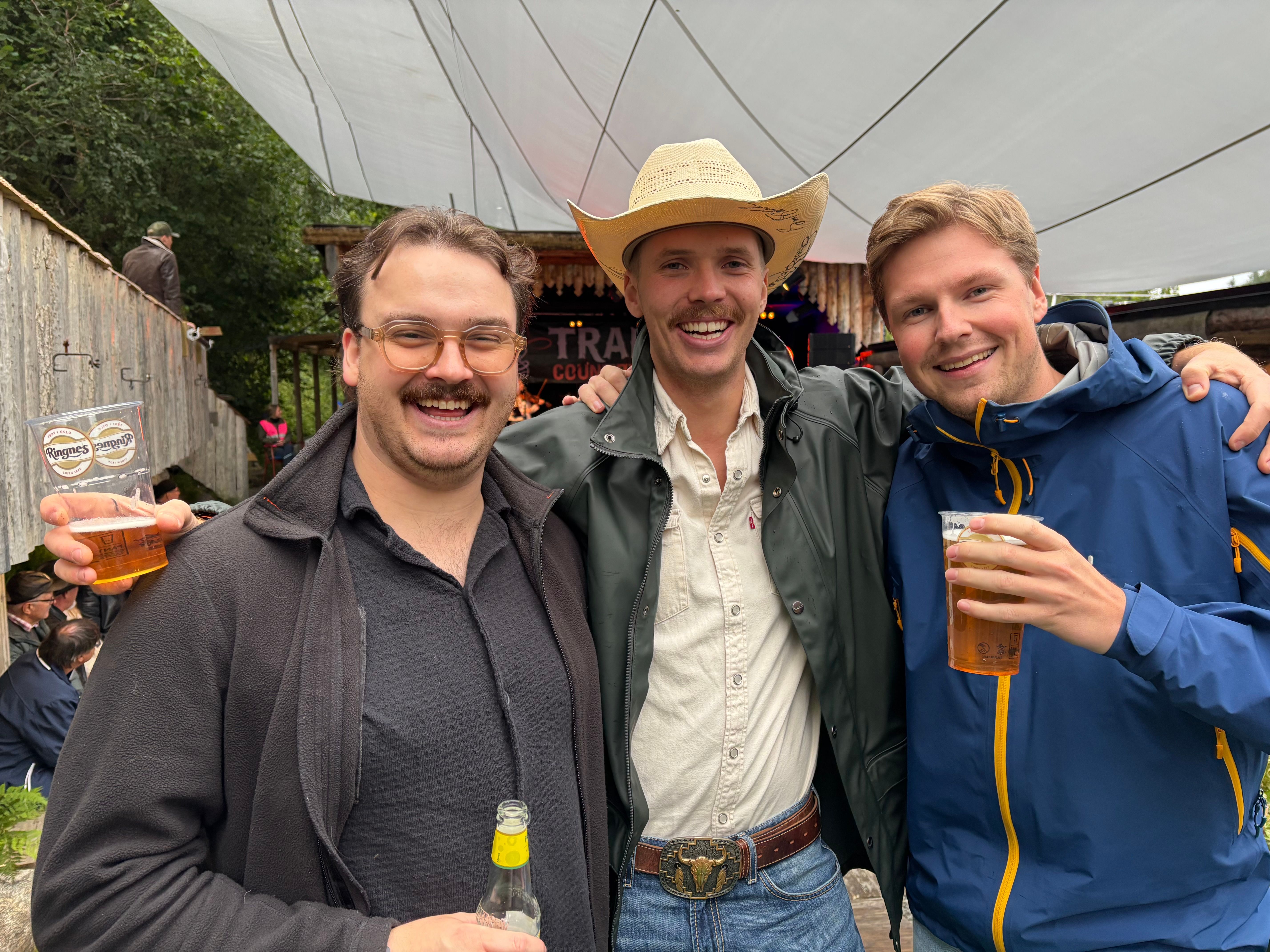 Småsurt sommarvêr? Ingen problem for cowboyane på Trandal - morenytt.no
