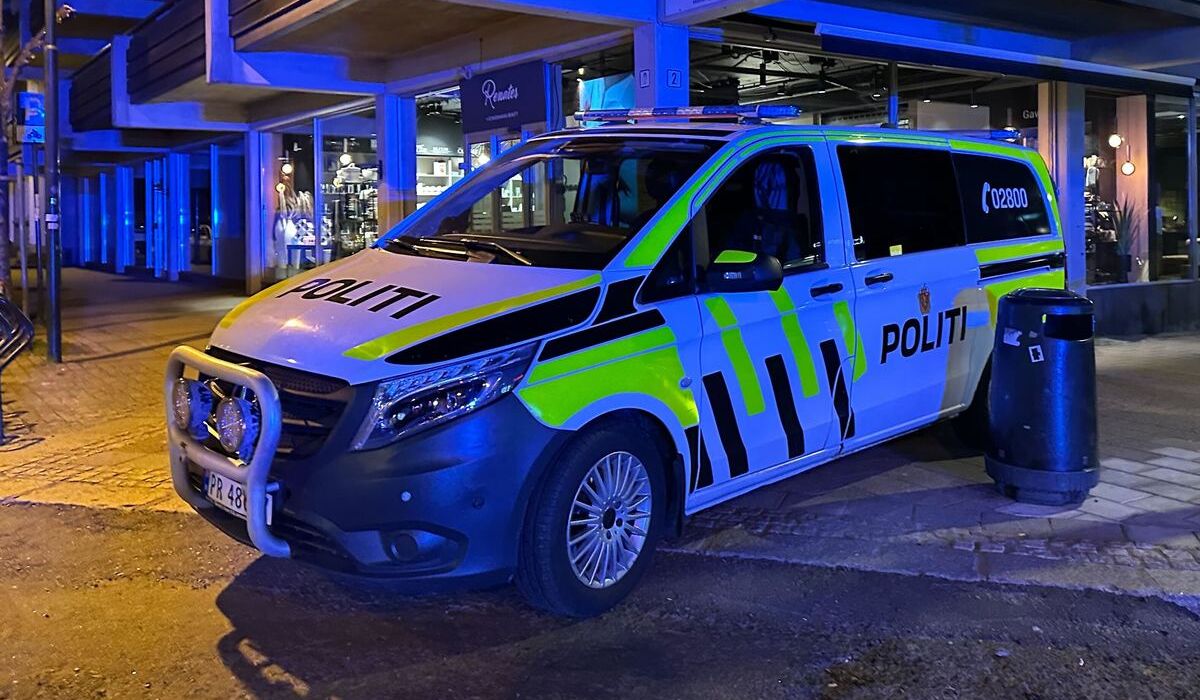 – Jeg var i byen. Plutselig ser vi ei som kommer gående uten sko.