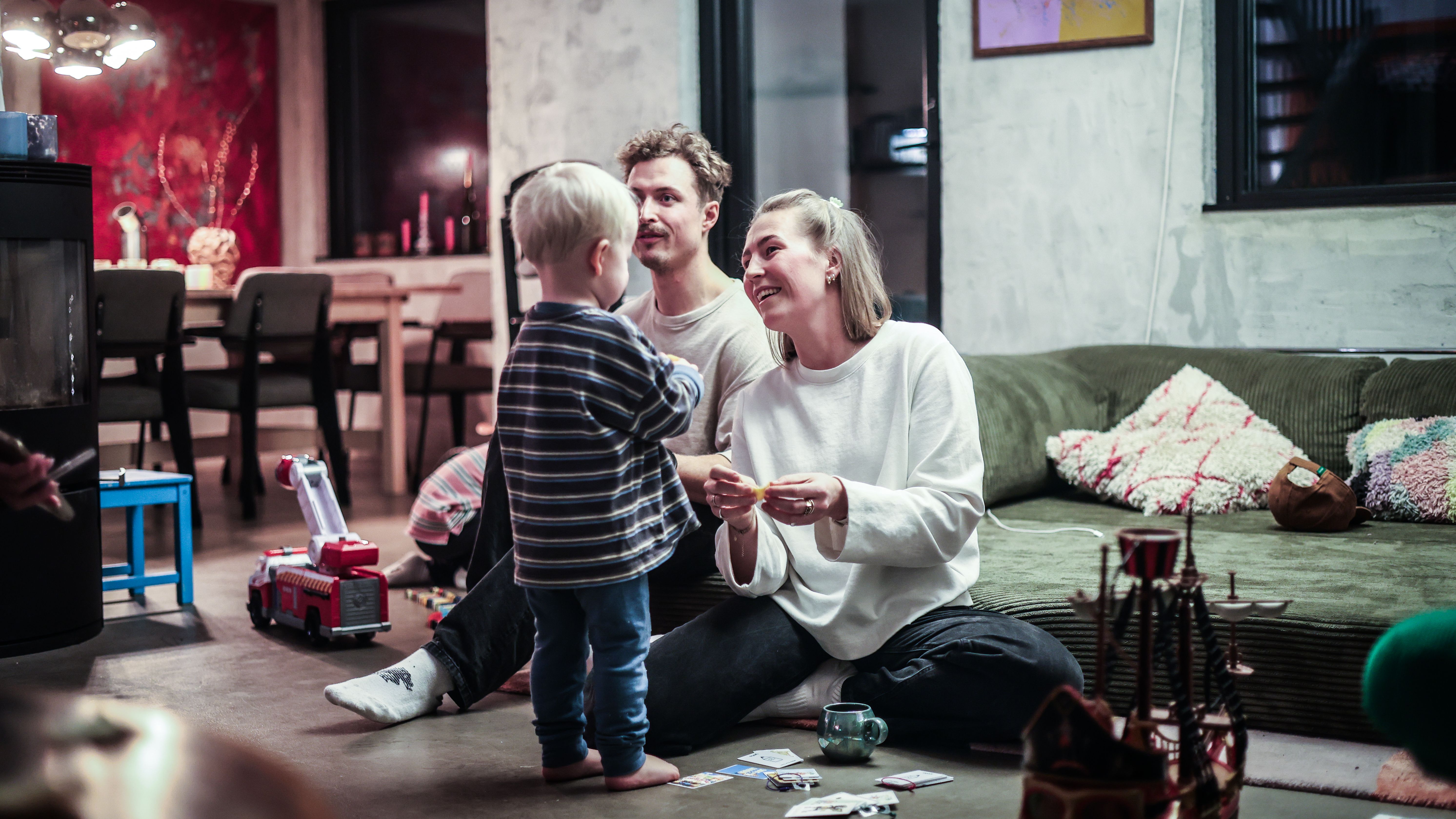 Dette gjorde småbarns­foreld­rene da mobilen tok over hverdagen