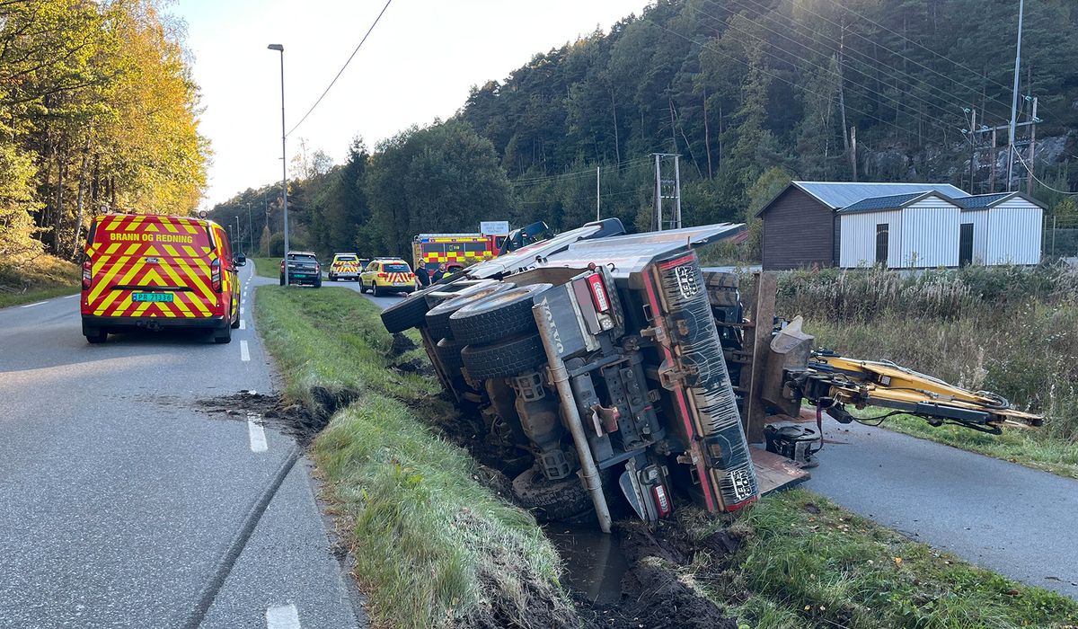 Lastebil har veltet – lekker ut diesel