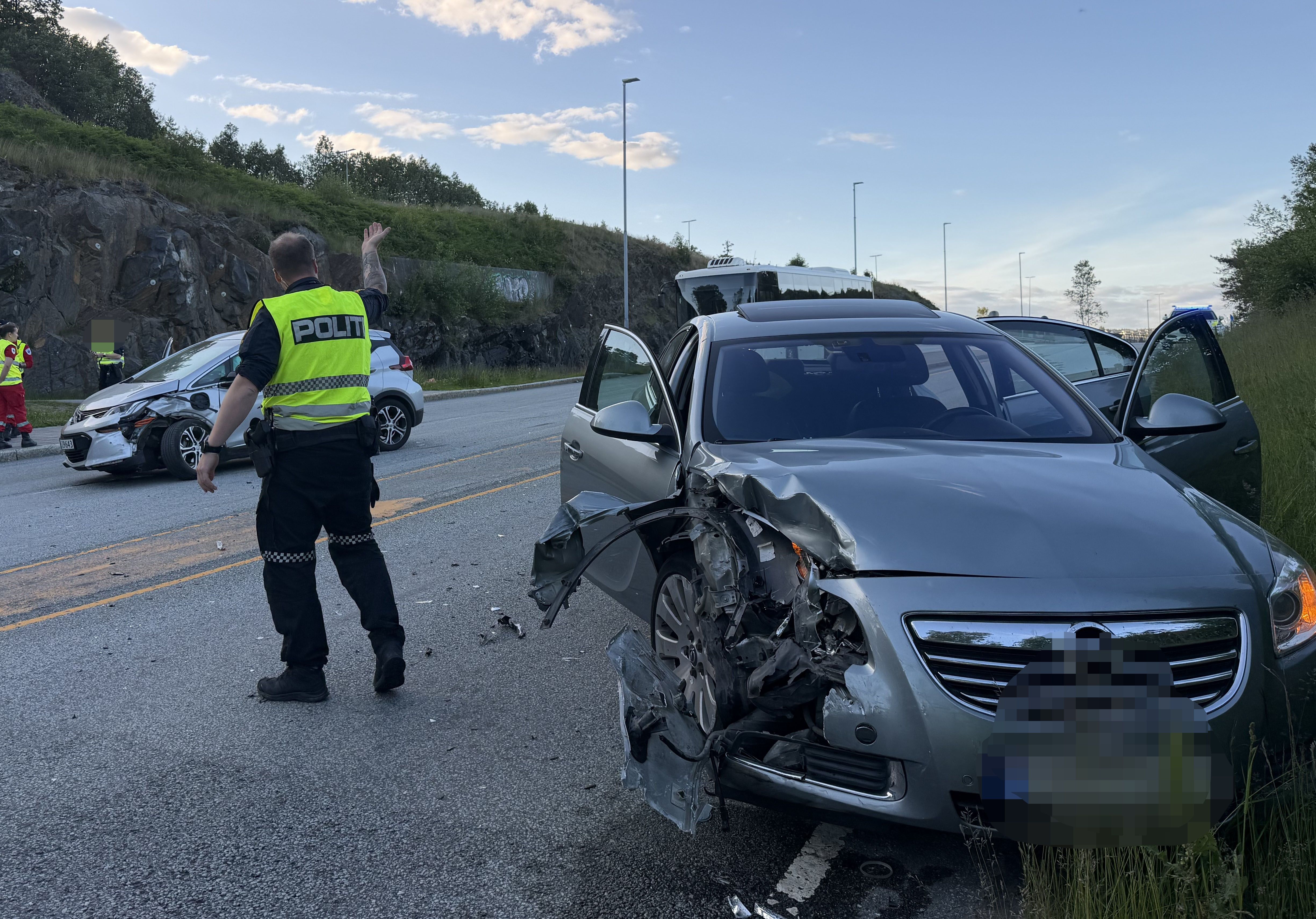 Politiet dirigerer trafikken etter ulykke