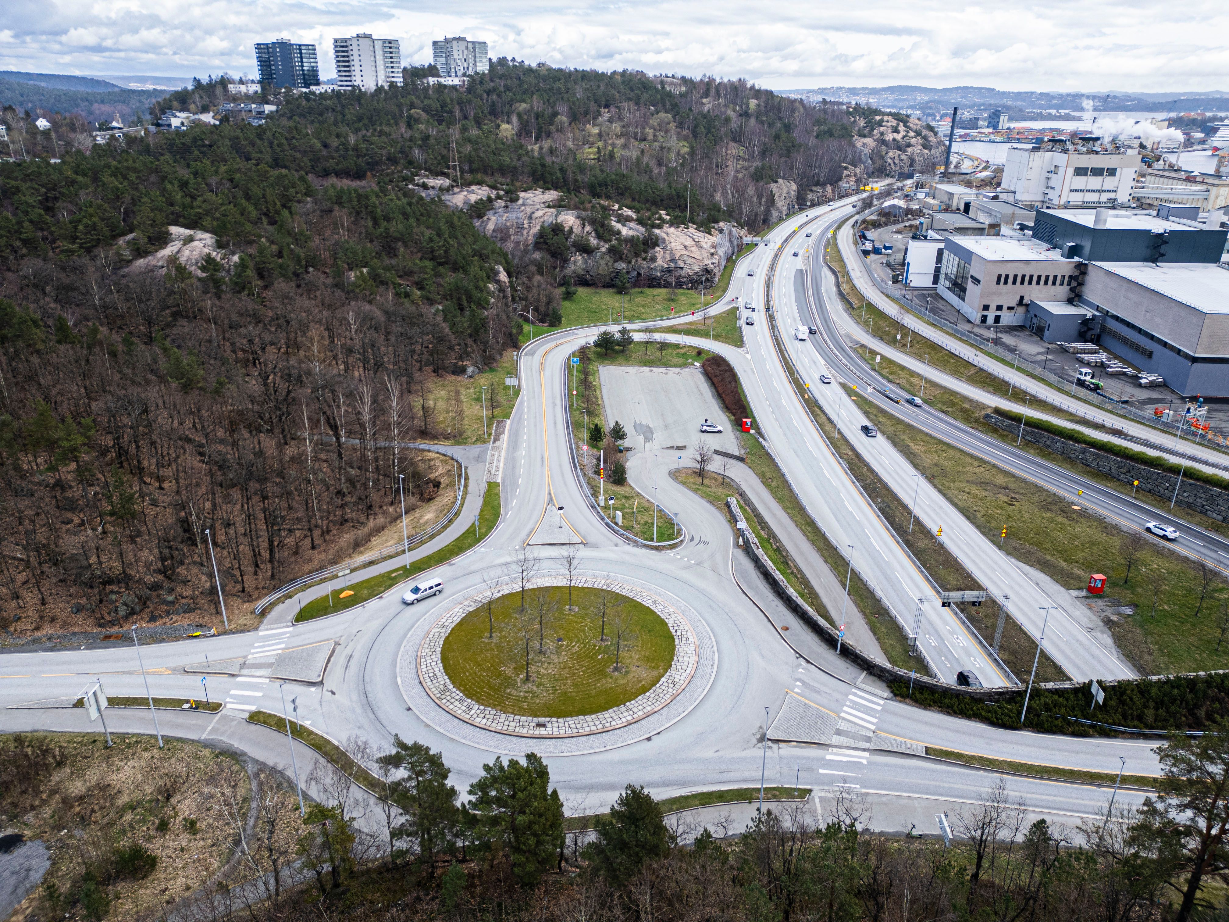 Råkjørte fra poli­tiet i bolig­felt og ut på E39 i feil kjøre­retning