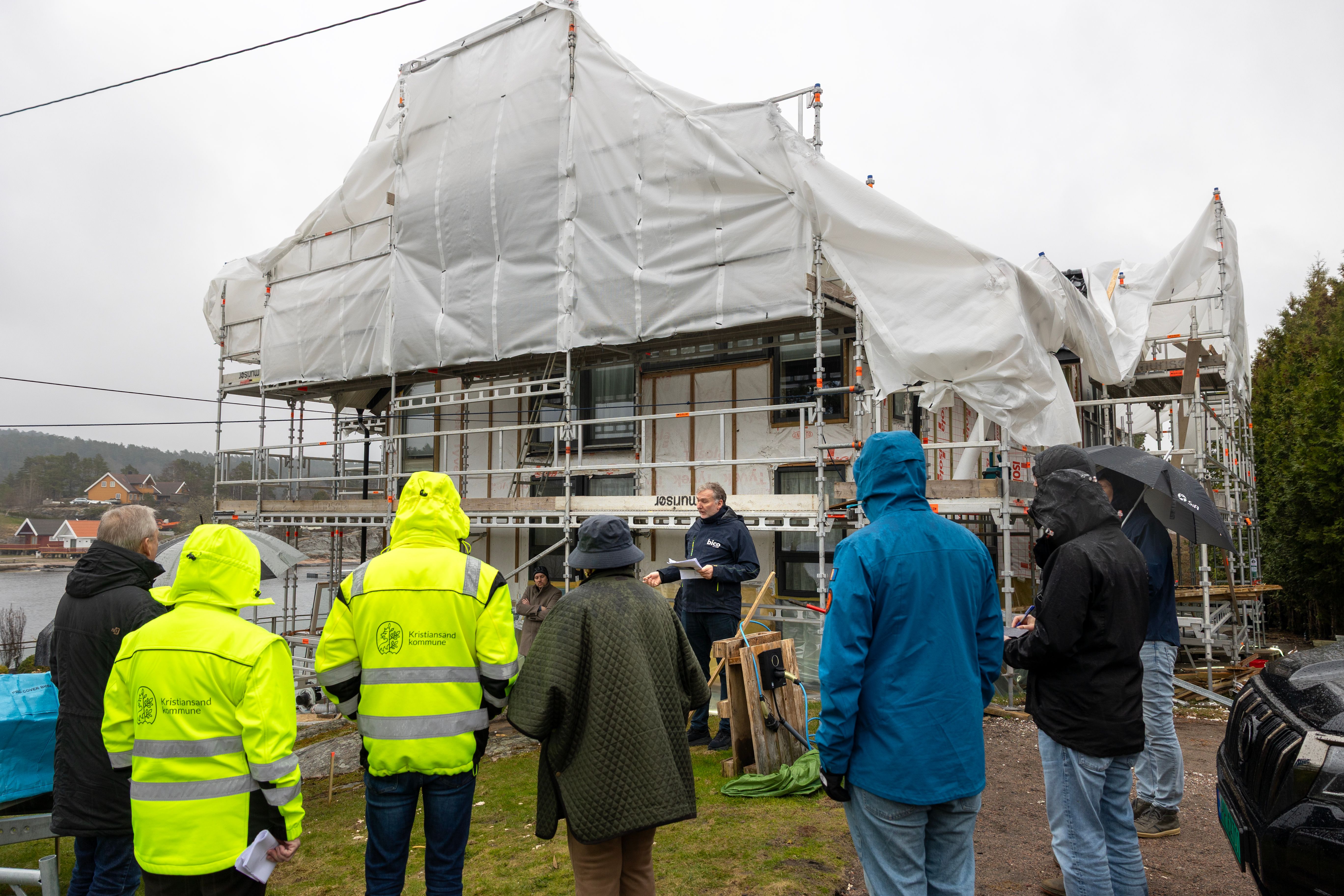– Det bygges svømme­basseng og hagestuer hele veien her