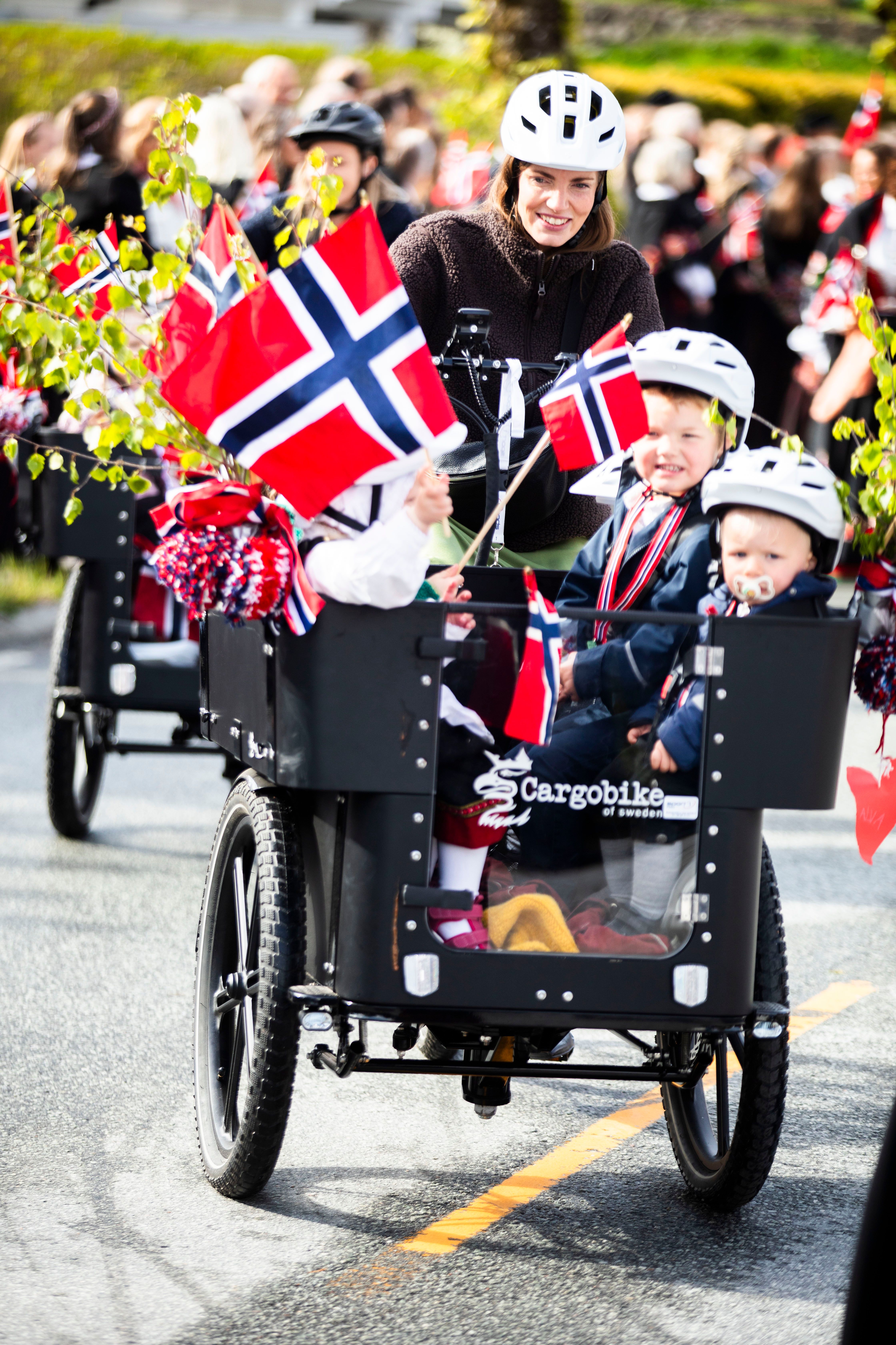 Se bildene fra barnetoget i Mandal