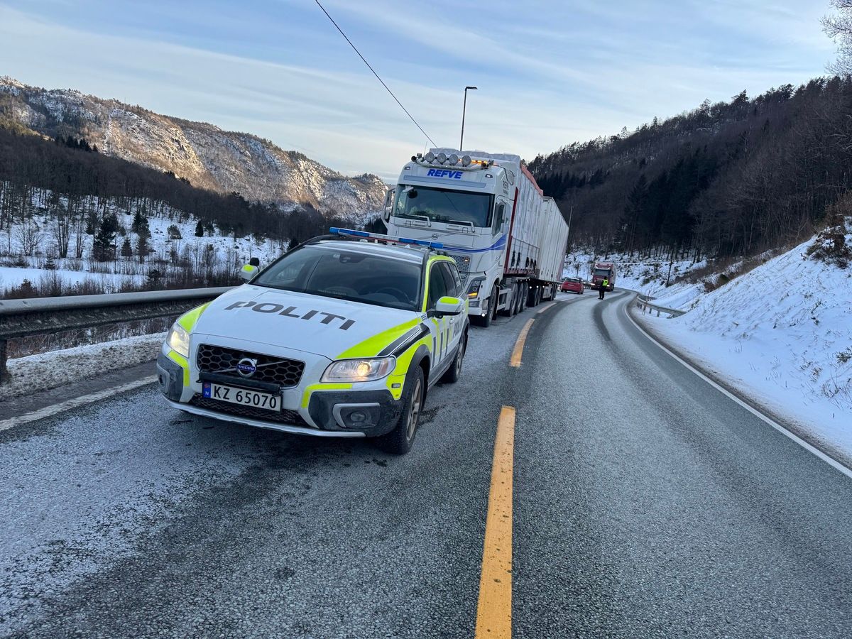 Lastebil har fått stans på E39 - trafikken dirigeres forbi