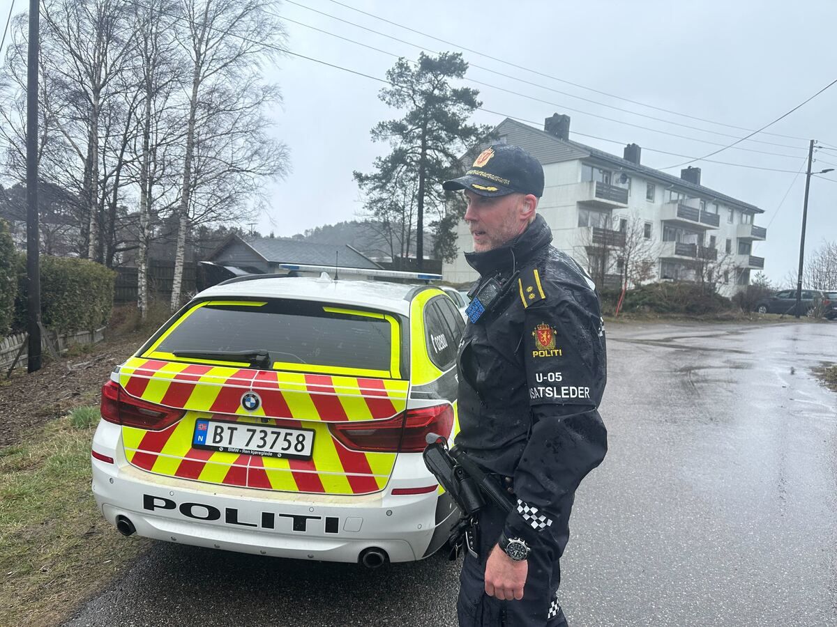 Politiet dirigerer trafikken på E18: – Fare for at det kan blåse mer fra taket