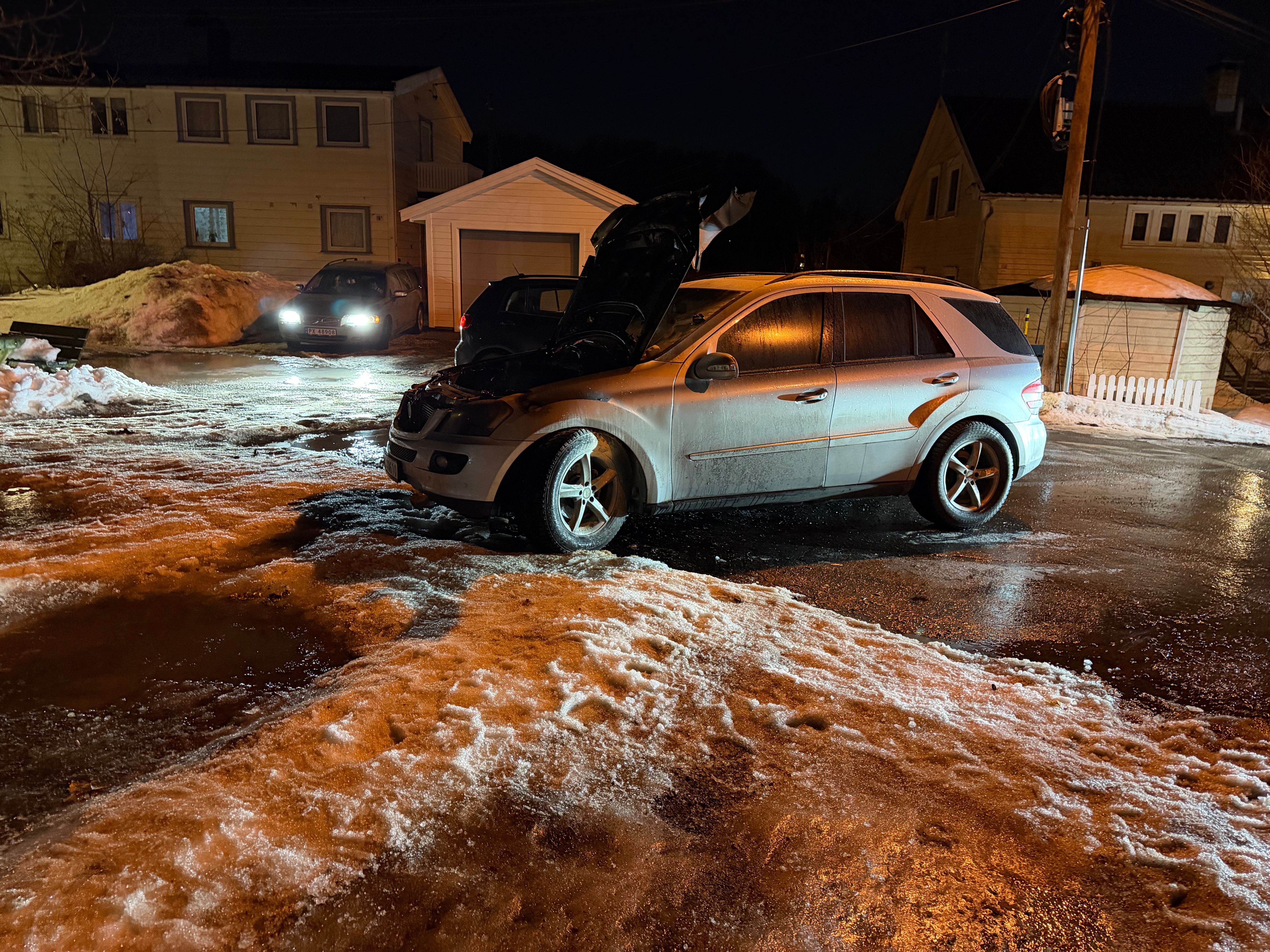 Bil begynte å brenne