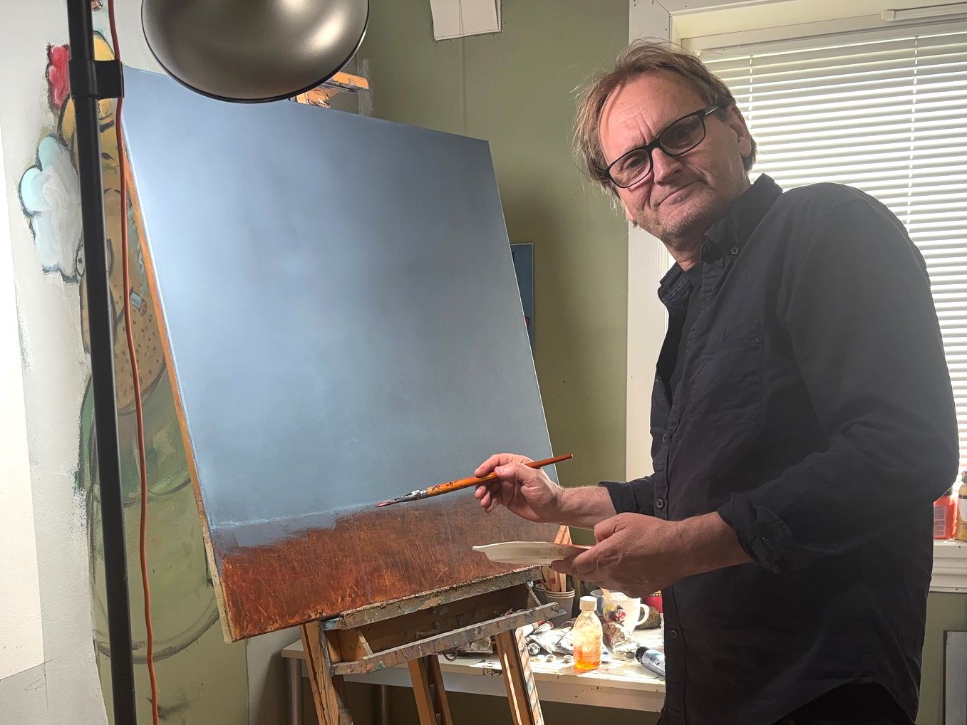 Stiller ut i hjembyens galleri
