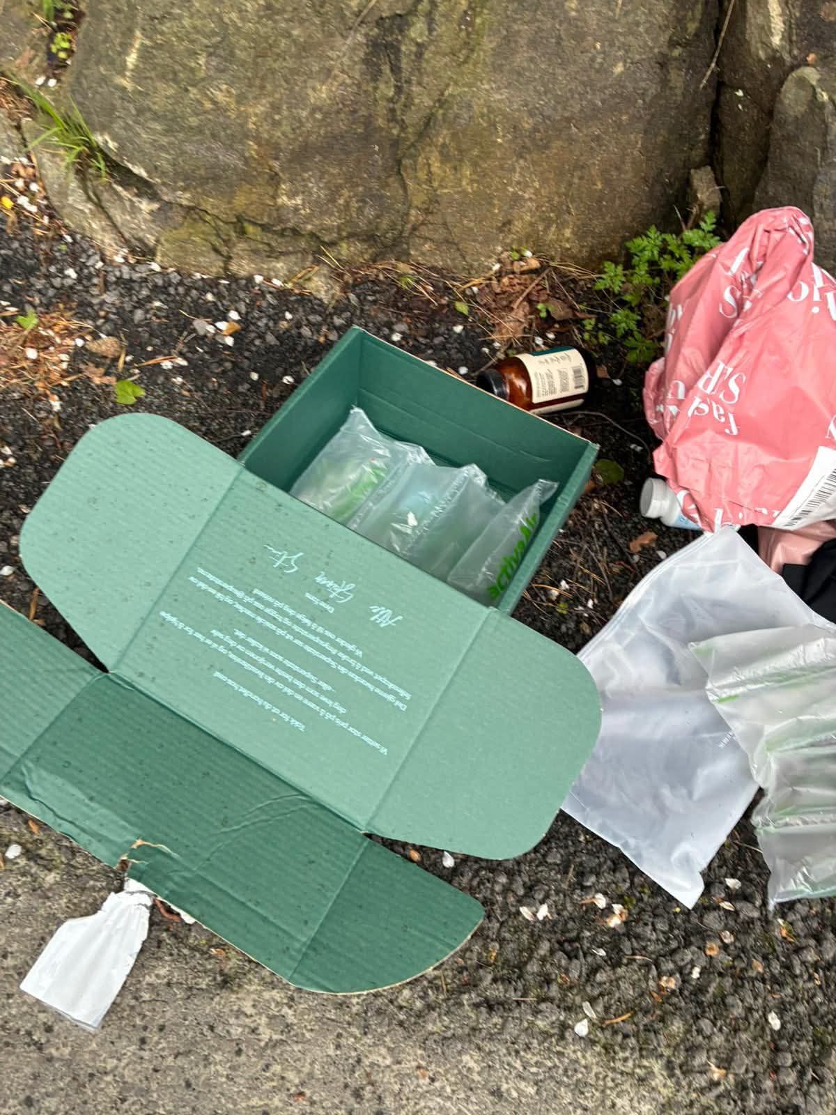 Fant pakker langs veien. Politiet ber om tips.