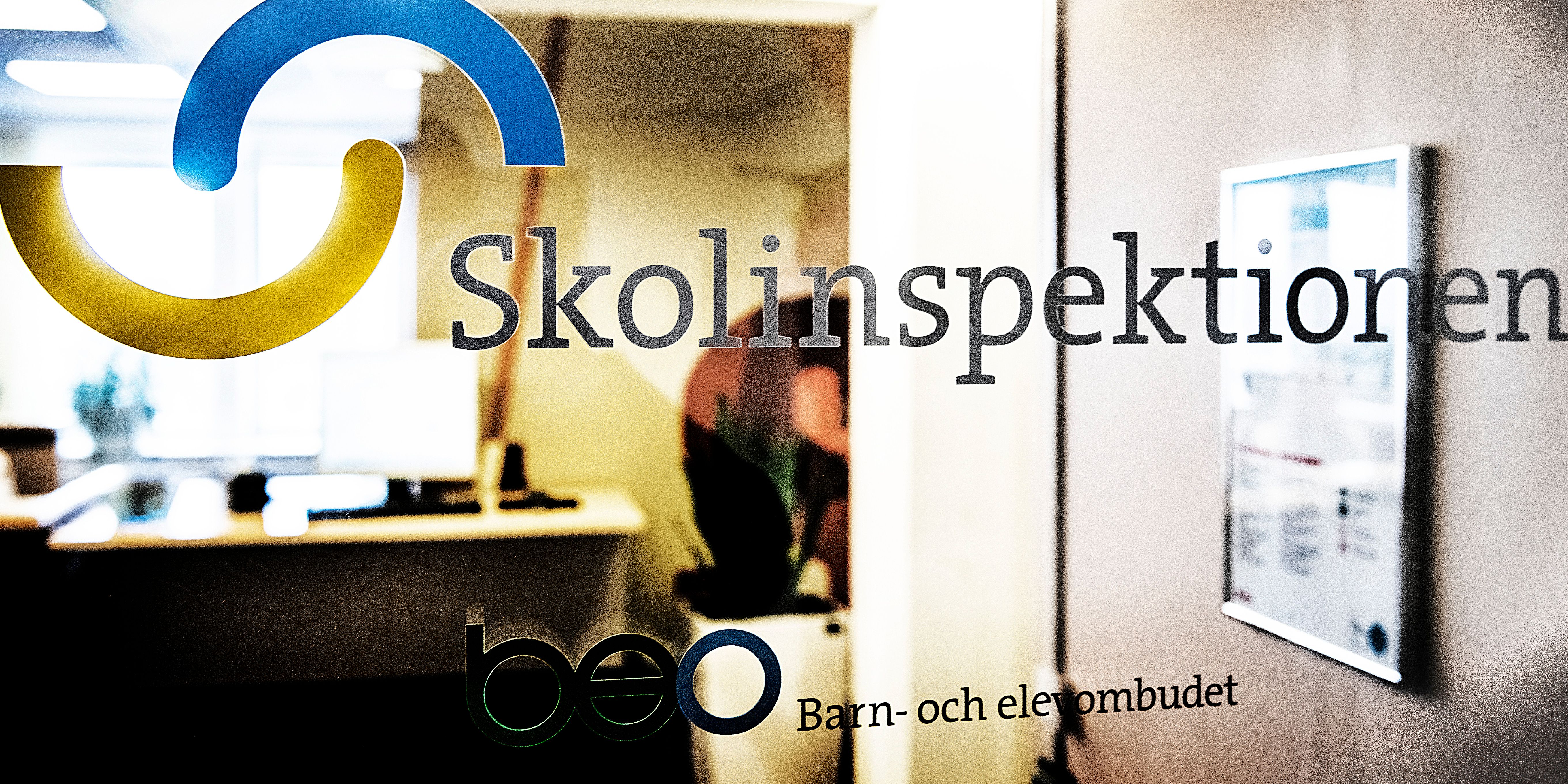 Bild på fönster med text Skolinspektionen