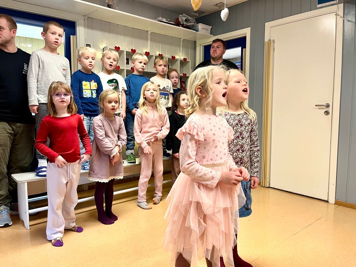 – Alle­rede i septem­ber kommer jeg ut hit og synger jule­san­ger med dem
