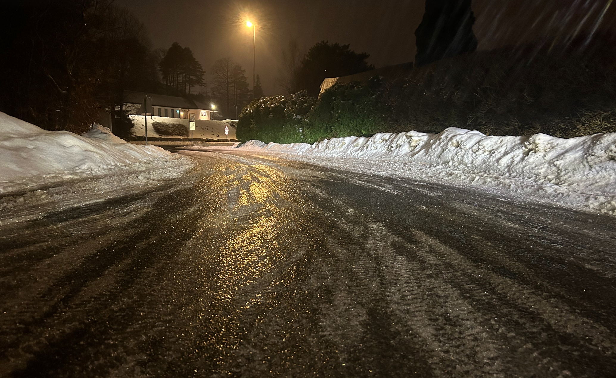 Advarer: – Svært glatt