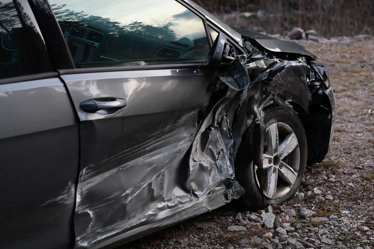 Bil kjørte utfor veien – traff fjellvegg