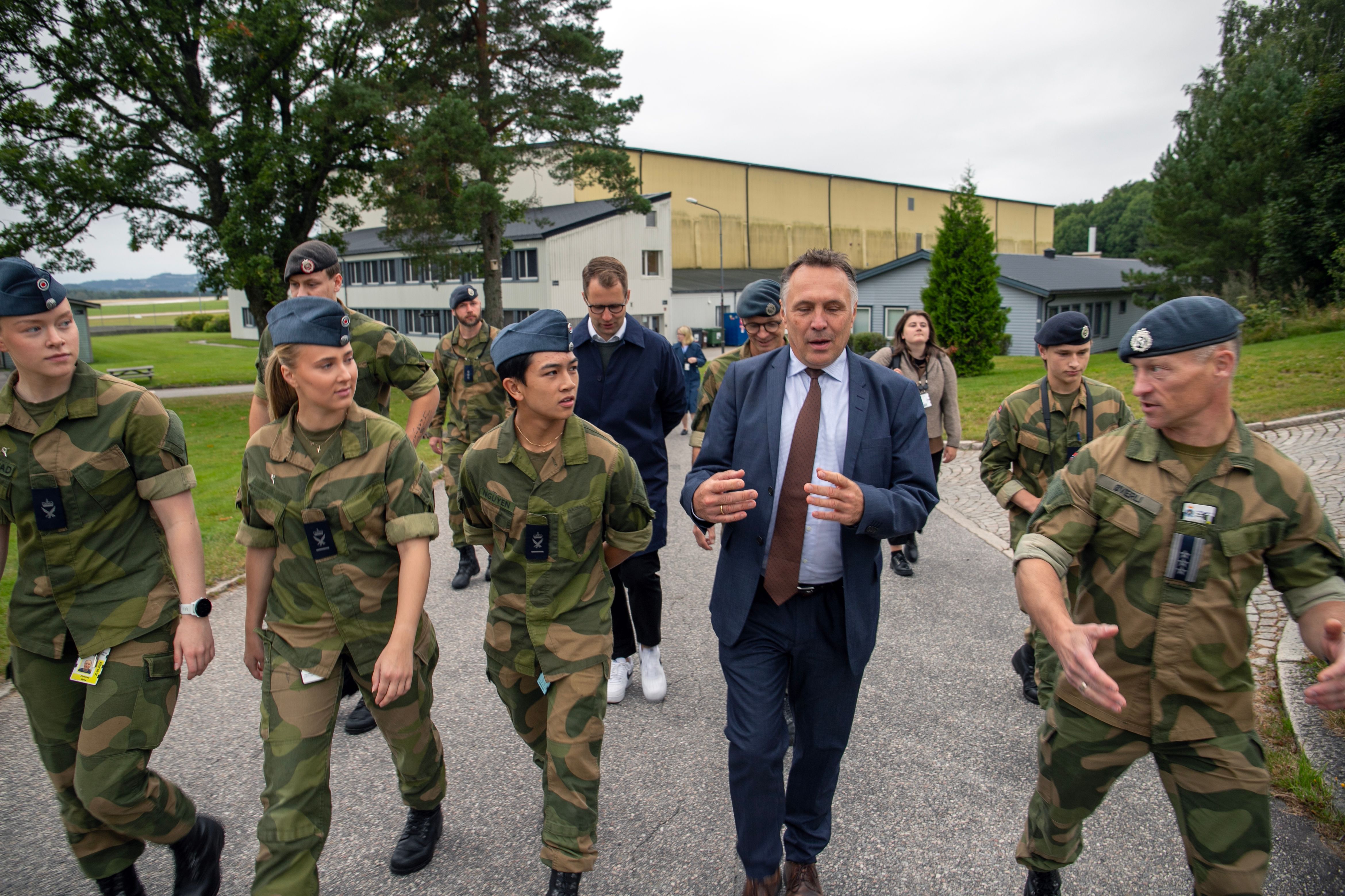 Forsvarsminister Tore O. Sandvik (Ap) på Kjevik: – Glad for å bruke ...