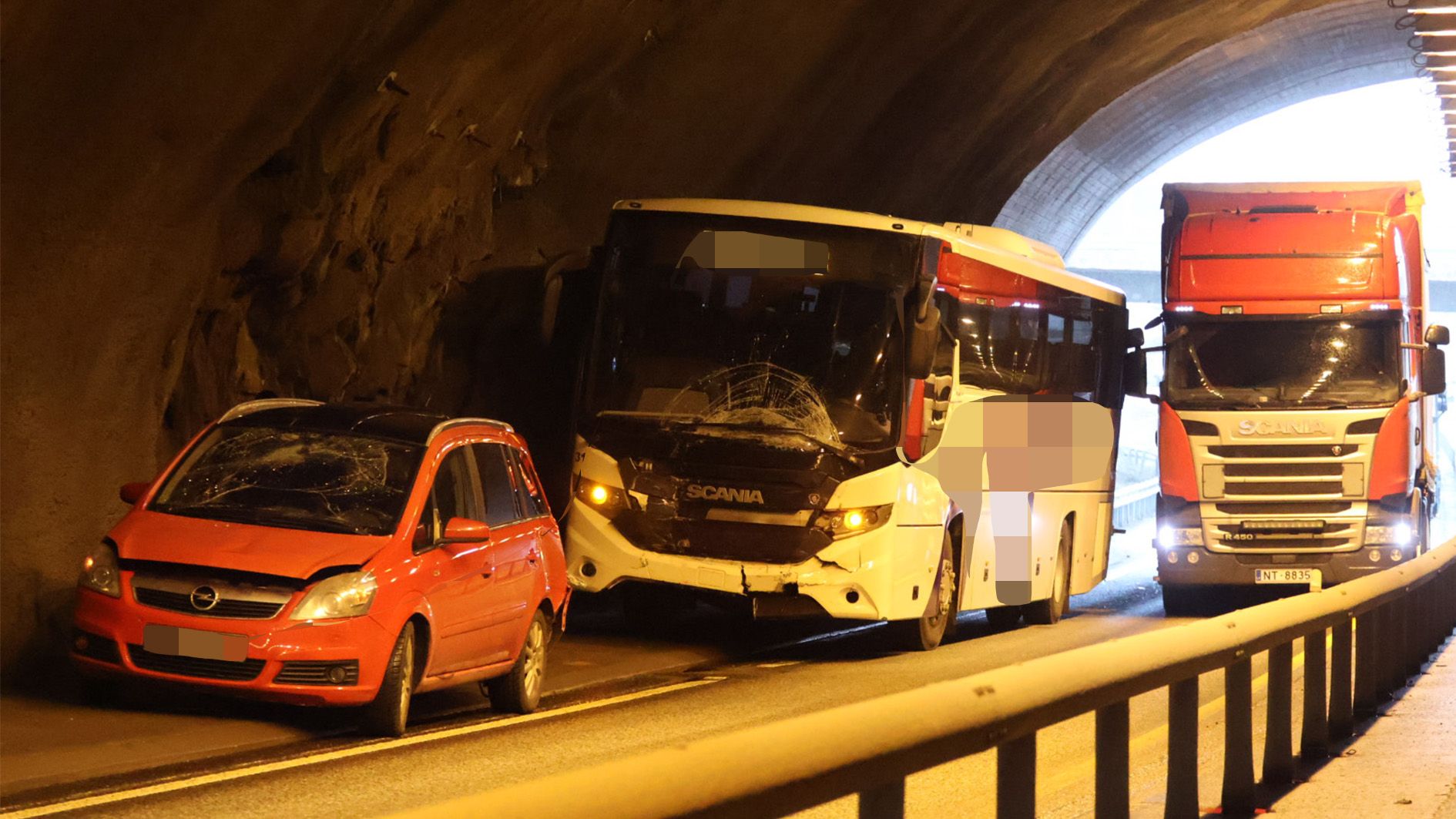 Buss og bil i ulykke på E18 – trafikken er stanset
