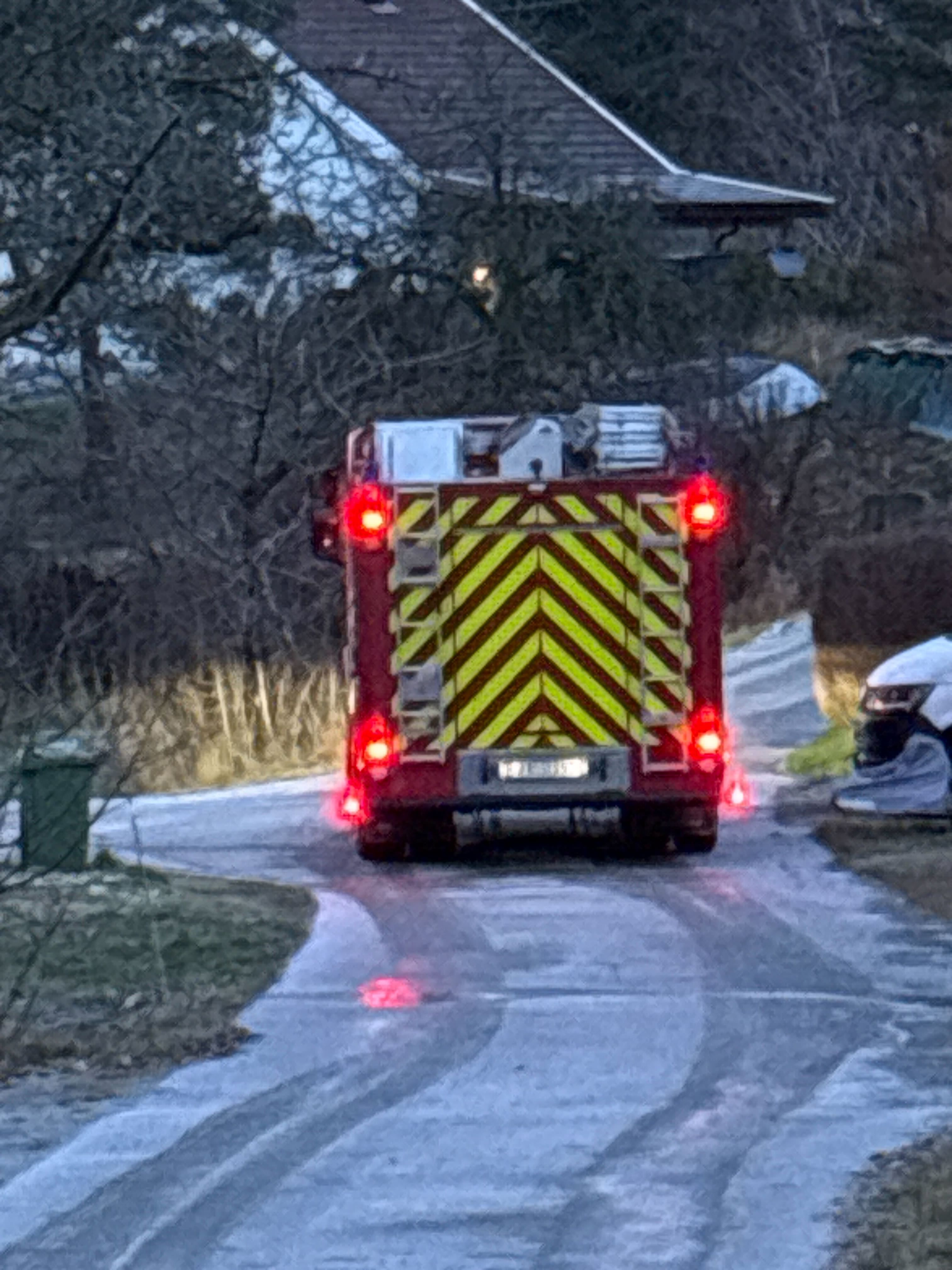 Fikk melding om brann: – Det ble observert flamme ut av veggen