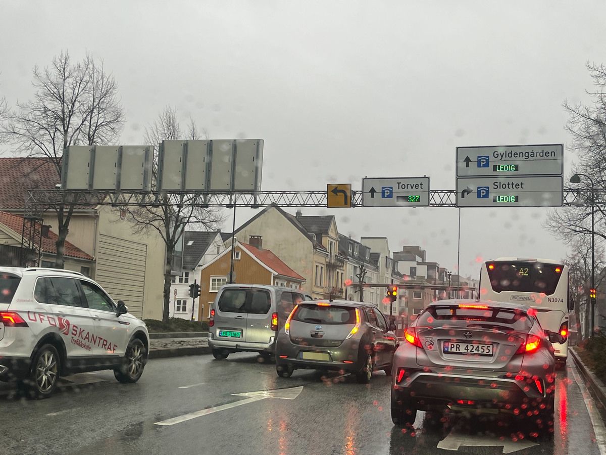 Bilstans skapte kø gjennom hele byen